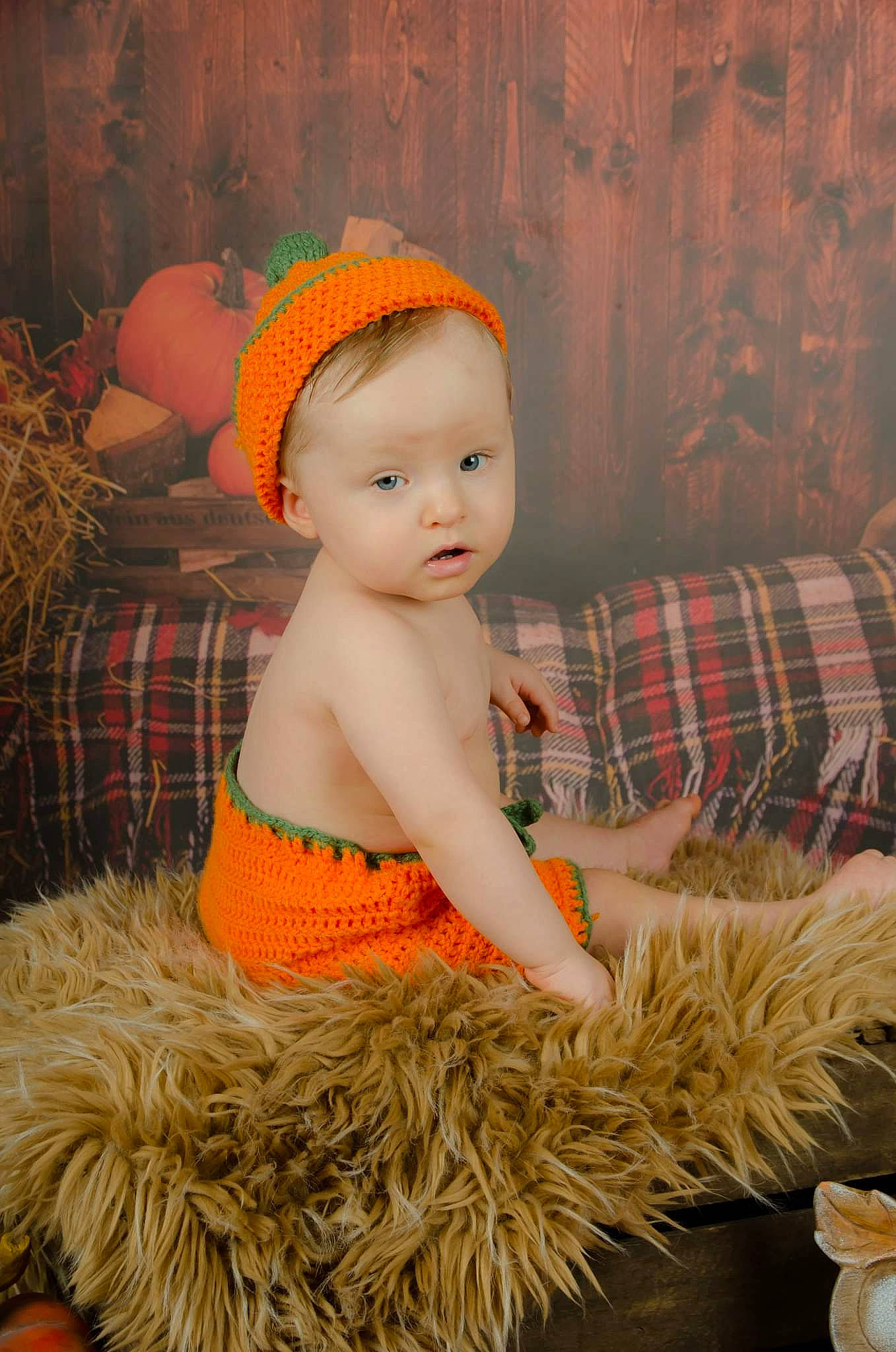 Mathys a rejoint le concours — aidez-le/la à gagner de superbes lots ! abdomen, baby, baby_toddler_clothing, cap, child, costume_hat, fashion_accessory, fawn, fur, headgear, mammal, pattern, person, plaid, tartan, textile, toddler, toy, trunk, wood