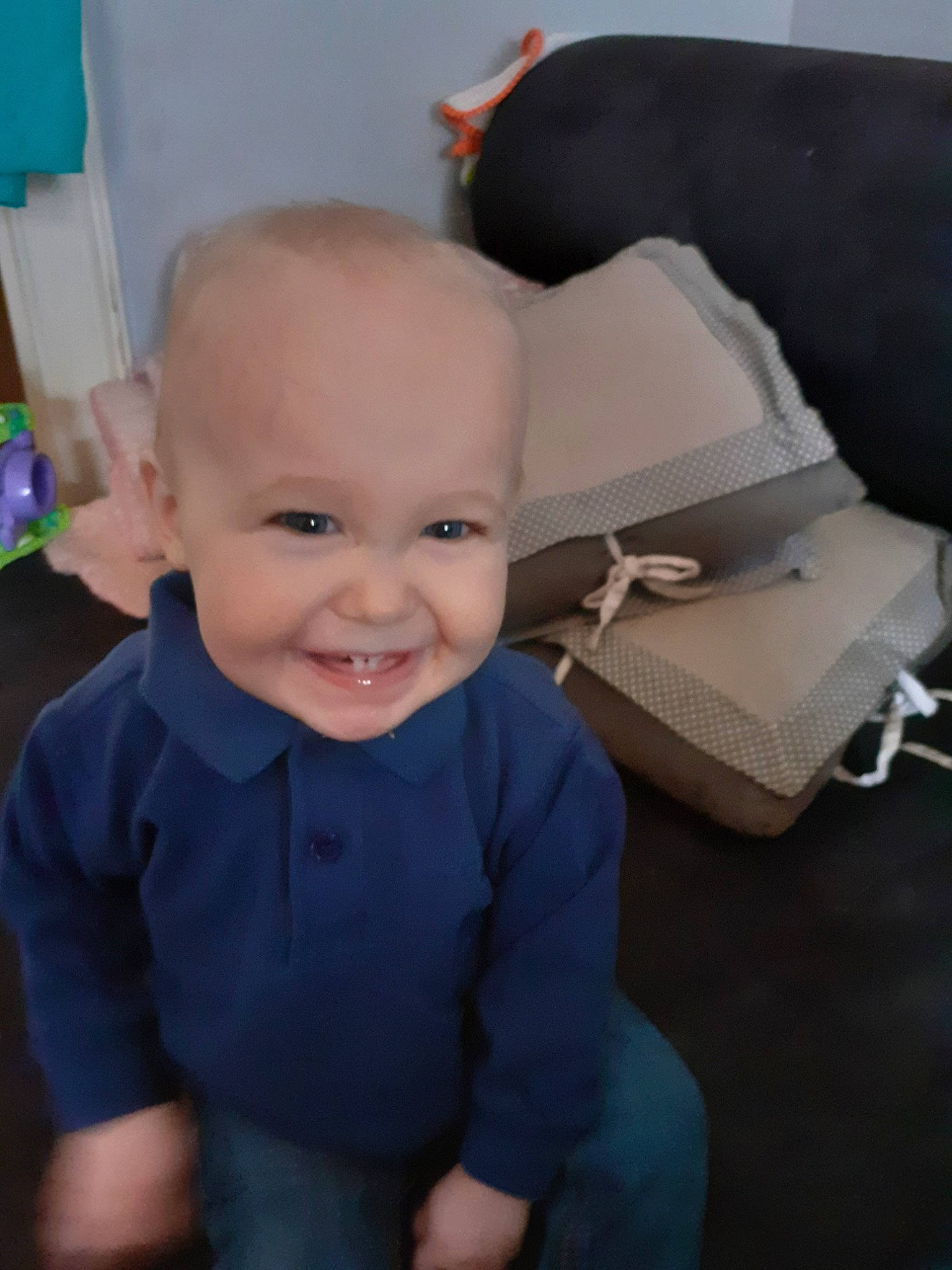 Kyliann a rejoint le concours — aidez-le/la à gagner de superbes lots ! armrest, baby, baby_toddler_clothing, chair, cheek, child, comfort, electric_blue, face, flooring, hairstyle, happy, joy, person, pillow, room, sitting, sleeve, smile, t_shirt