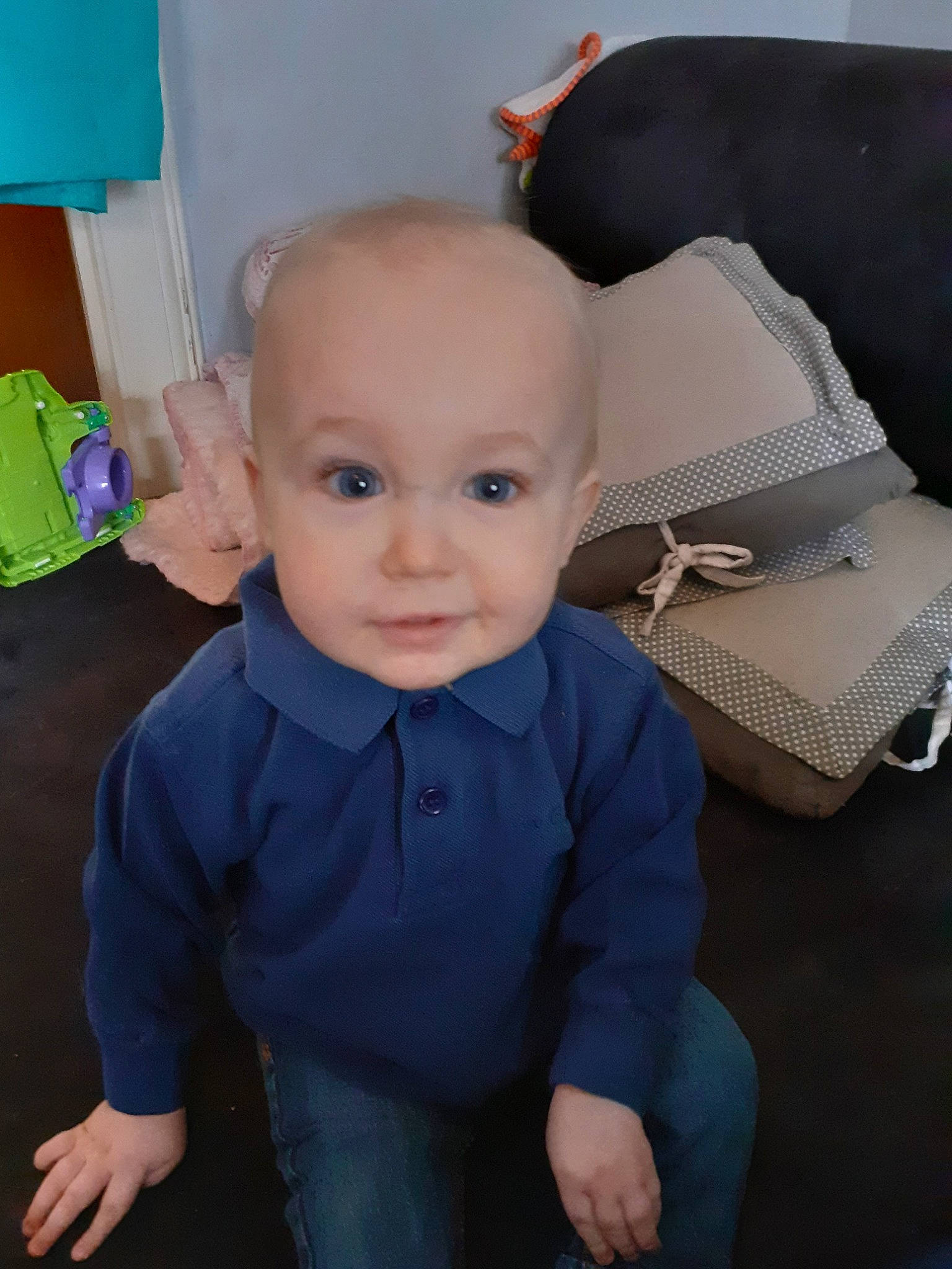 Kyliann participe au concours pour gagner de l'argent avec cette photo : baby, baby_products, baby_toddler_clothing, bag, chair, child, comfort, couch, electric_blue, flooring, fun, happy, person, pillow, room, sitting, sleeve, smile, t_shirt, throw_pillow