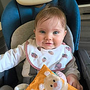 Alix a rejoint le concours — aidez-le/la à gagner de superbes lots ! baby, bib, blue_eyes, cheeks, closeup, face, feeding_chair, hair, hand, headrest, high_chair, indoor, infant, long_sleeve, plush_toy, portrait, seatbelt, smile, toy, wooden_floor