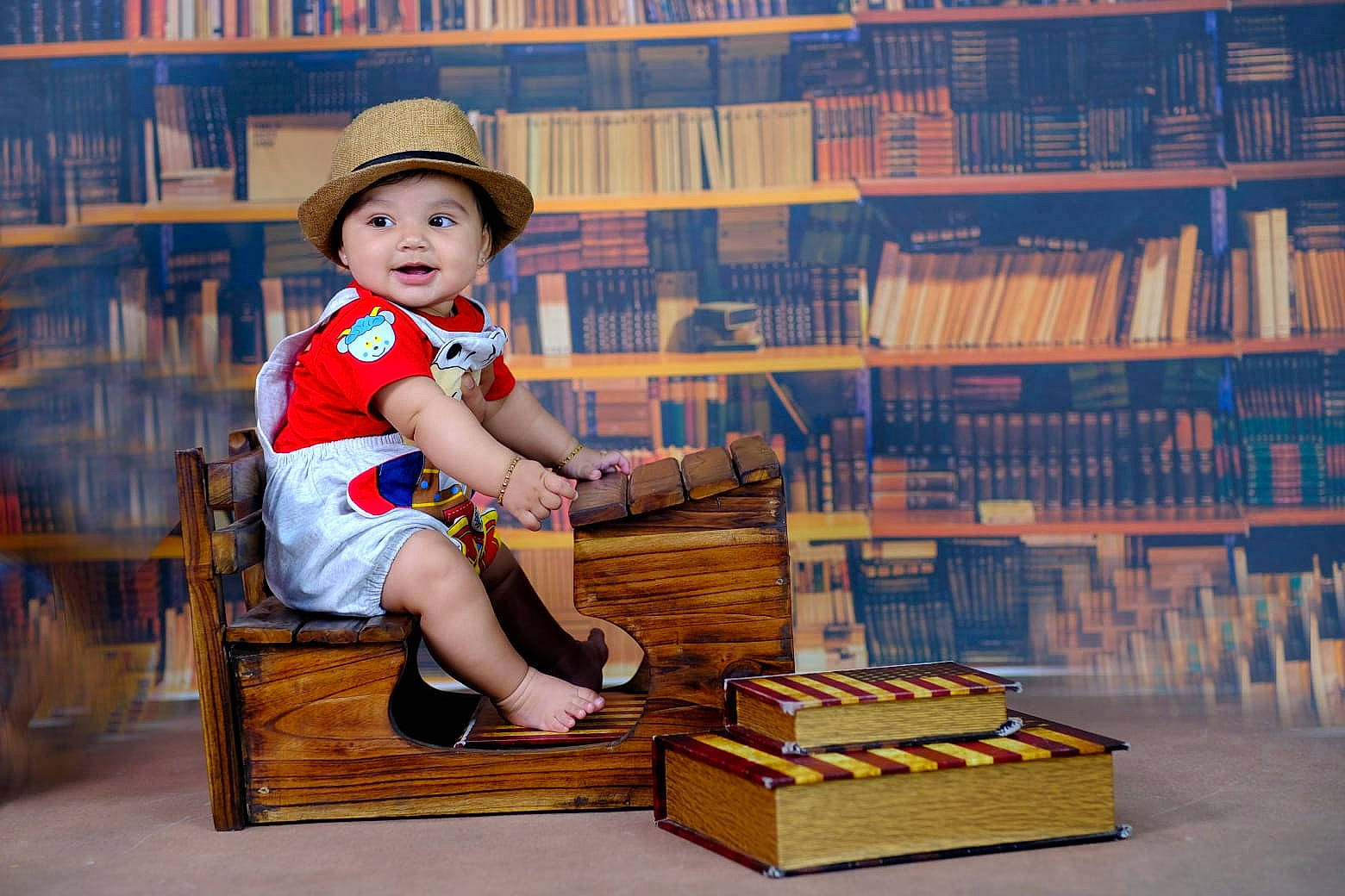 Siya a rejoint le concours — aidez-le/la à gagner de superbes lots ! baby, baby_toddler_clothing, book, bookcase, child, cowboy_hat, fashion_accessory, happy, hat, headwear, idiophone, leisure, musical_instrument, person, publication, recreation, shelf, shelving, sitting, sun_hat