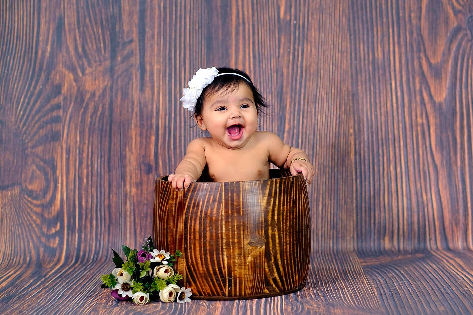Siya participe au concours pour gagner de l'argent avec cette photo : baby, baby_toddler_clothing, basket, child, eye, face, fashion_accessory, flash_photography, fun, grass, happy, headpiece, jewellery, person, picnic_basket, sitting, smile, sweetness, tableware, toddler