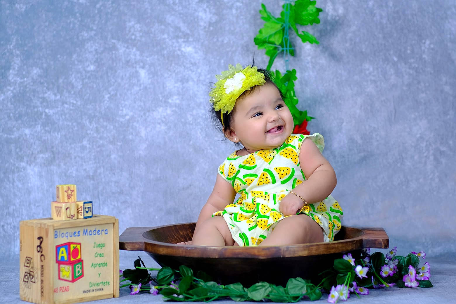 Siya participe au concours pour gagner de l'argent avec cette photo : baby, baby_toddler_clothing, child, costume_hat, event, facial_expression, fashion_accessory, flash_photography, flower, fun, grass, hair_accessory, happy, hat, headpiece, headwear, joy, party_supply, person, plant