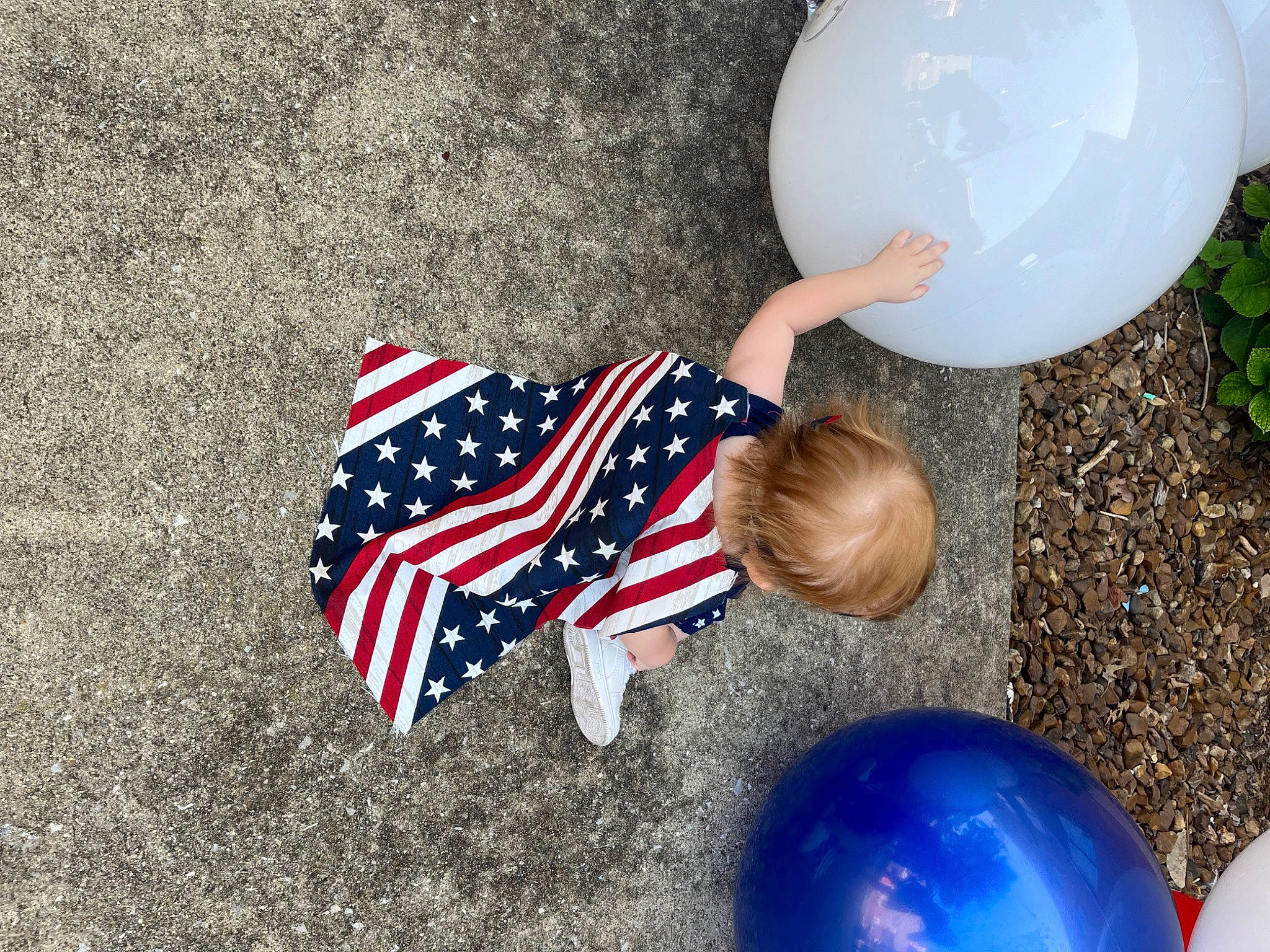 Kendan is registered to the contest to win money with this photo: balloon, child, circle, electric_blue, event, flag, flag_of_the_united_states, fun, holiday, human_leg, leisure, party_supply, pattern, person, play, shadow, sleeve, t_shirt, toddler, toy
