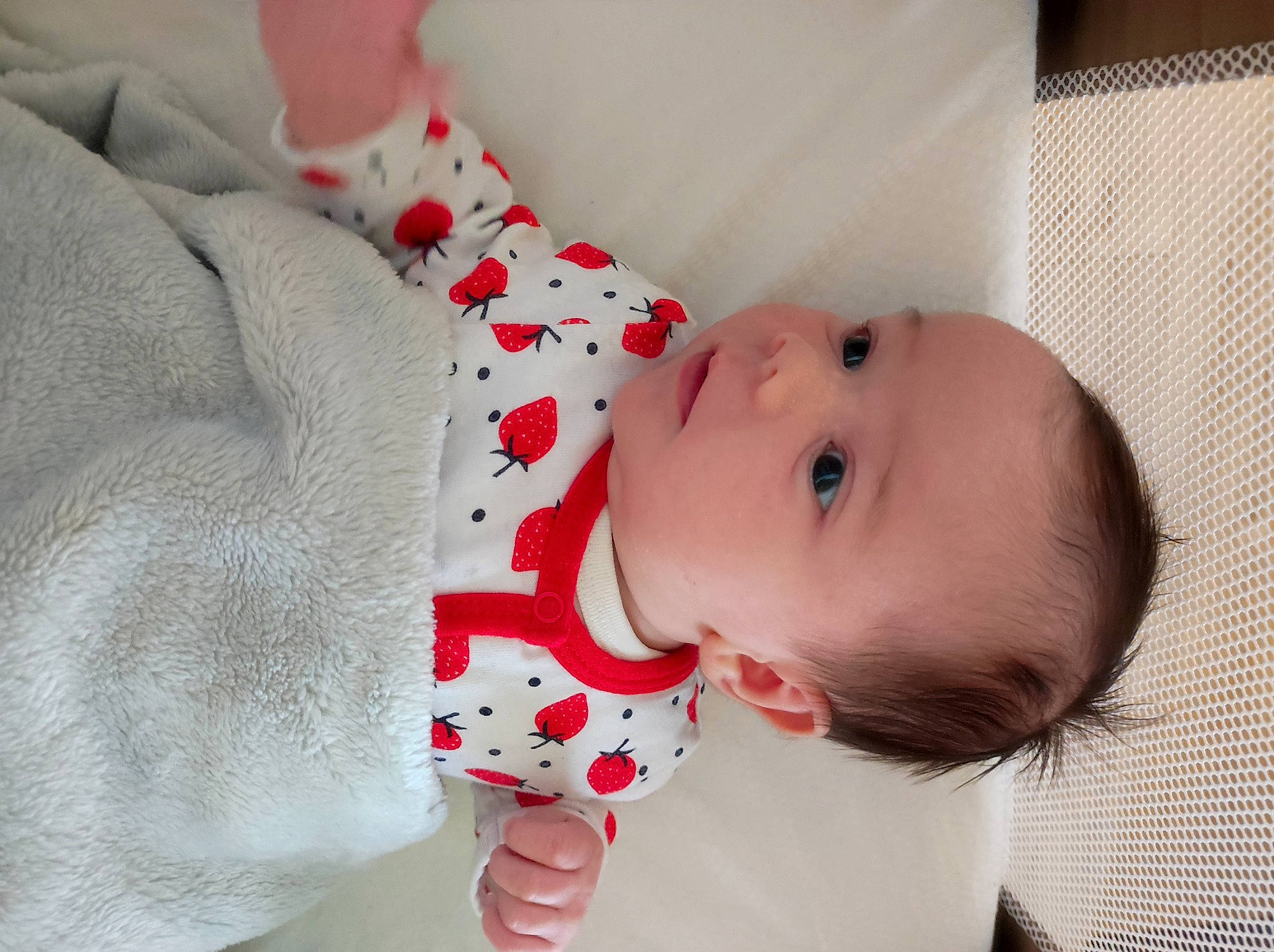 Albane a rejoint le concours — aidez-le/la à gagner de superbes lots ! baby, baby_products, baby_toddler_clothing, carmine, cheek, child, collar, comfort, eyelash, finger, flesh, happy, lip, pattern, person, skin, sleeve, textile, toddler