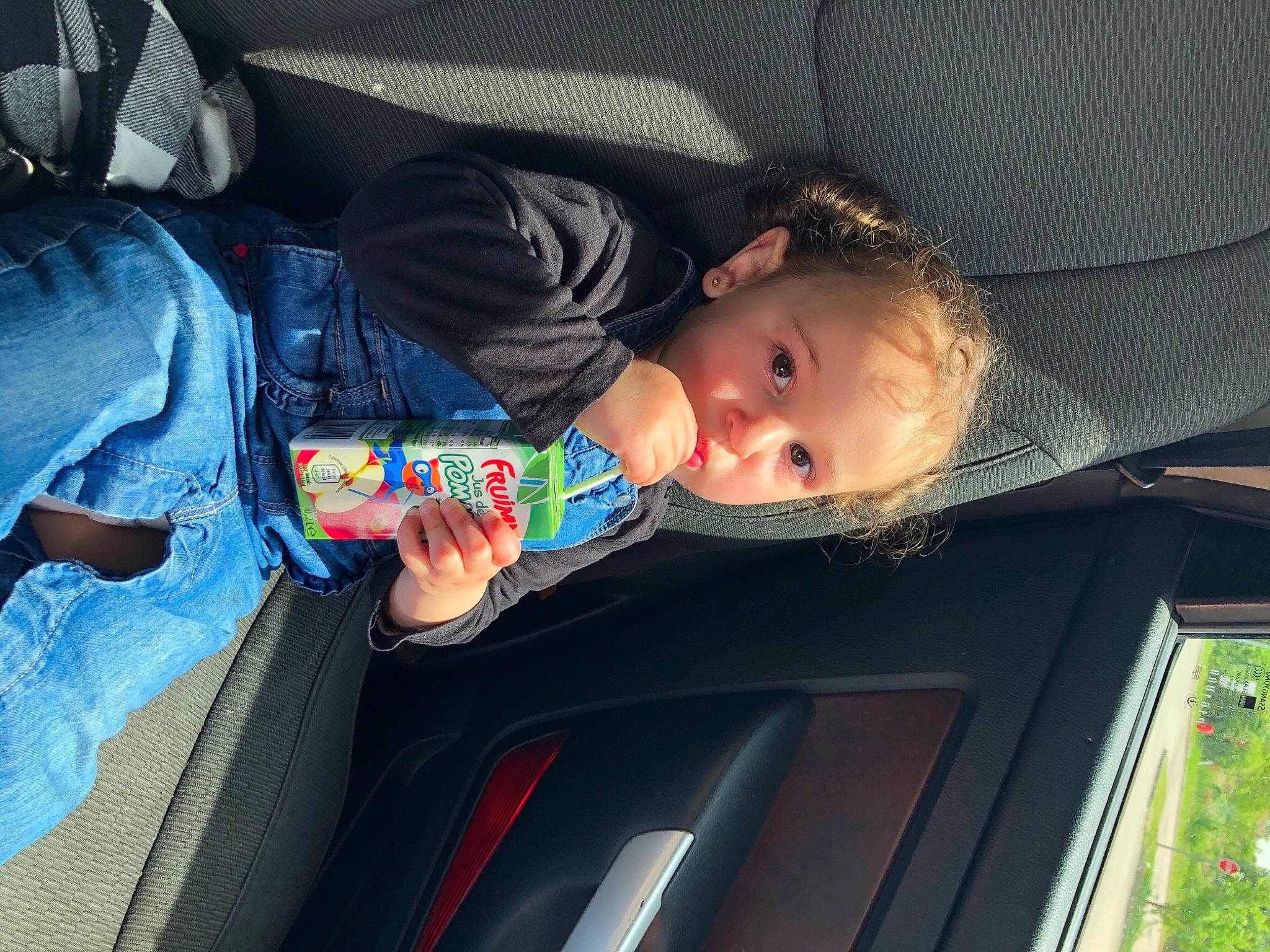 Sirine a rejoint le concours — aidez-le/la à gagner de superbes lots ! arm, auto_part, automotive_exterior, automotive_lighting, car, car_seat, comfort, cool, door, finger, fun, hand, mouth, person, plastic_bottle, product, tints_and_shades, toddler, vehicle, vehicle_door
