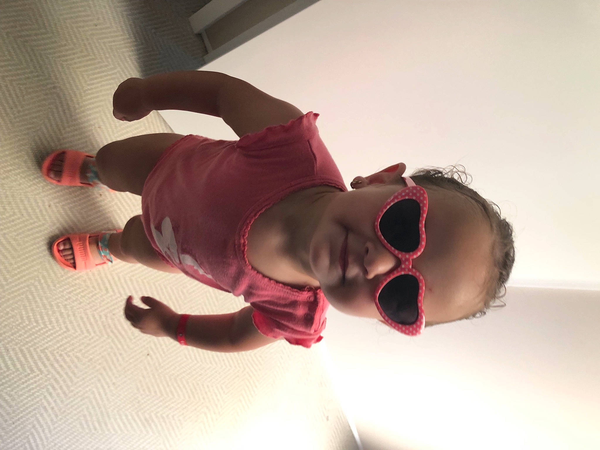 Sirine participe au concours pour gagner de l'argent avec cette photo : carmine, elbow, entertainment, event, eyewear, fictional_character, flash_photography, flooring, fun, gesture, goggles, happy, human_leg, knee, magenta, performing_arts, person, shadow, sunglasses, thigh