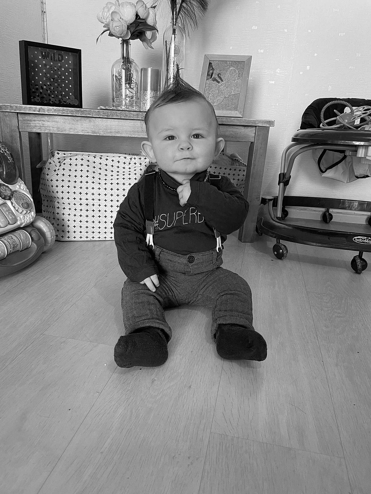 Myliano a rejoint le concours — aidez-le/la à gagner de superbes lots ! baby, baby_toddler_clothing, black, black_and_white, comfort, eye, floor, flooring, happy, houseplant, lamp, leg, monochrome, monochrome_photography, person, product, standing, style, toddler, toy