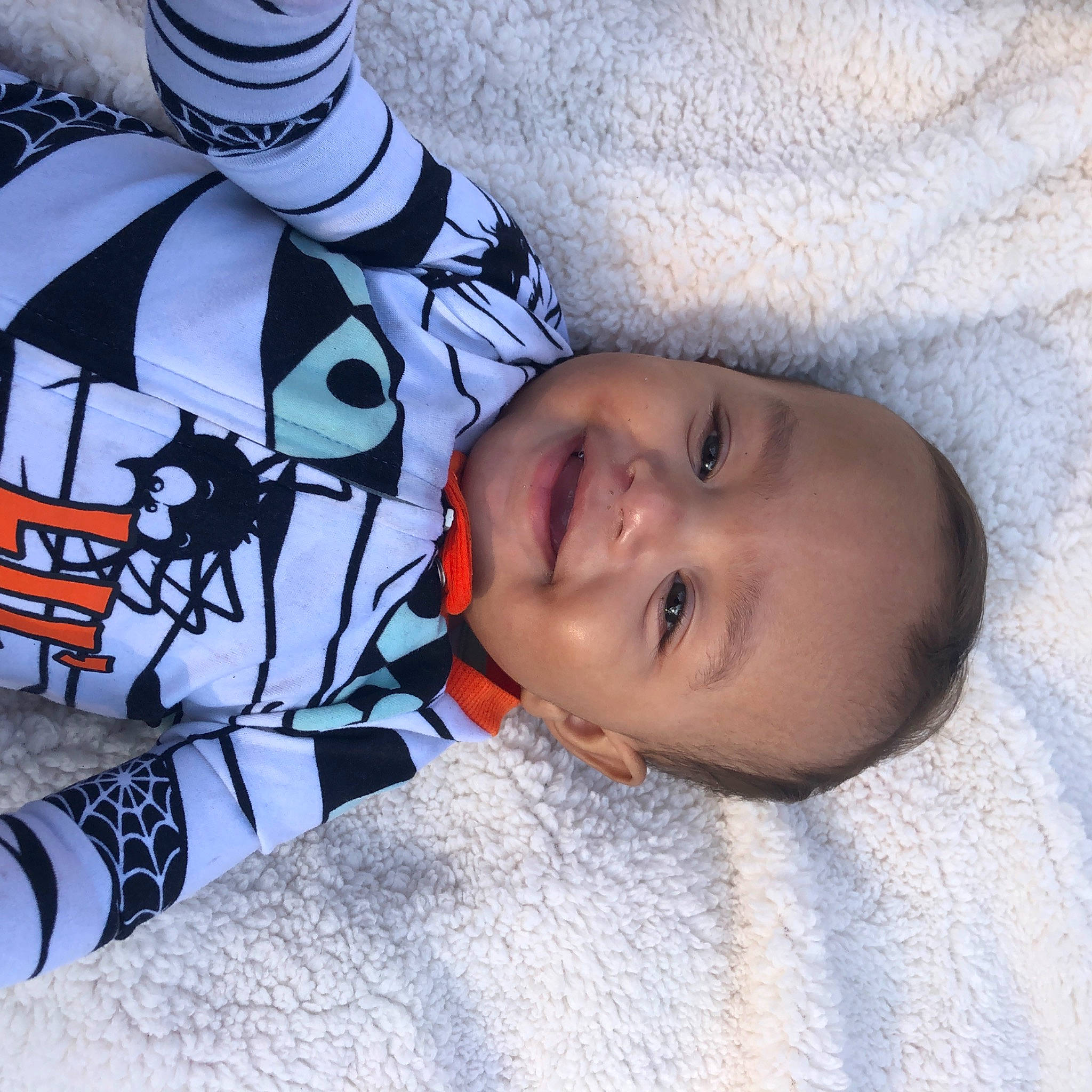 Keith is registered to the contest to win money with this photo: arm, carmine, comfort, elbow, eyewear, finger, hairstyle, hand, happy, human_body, joy, linens, lip, mouth, neck, pattern, person, selfie, sleeve, smile