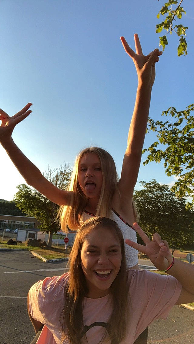 Typhaine participe au concours pour gagner de l'argent avec cette photo : arm, cheering, facial_expression, finger, friendship, fun, gesture, hand, happy, joy, laugh, leisure, person, photography, sky, smile, summer, sunlight, vacation