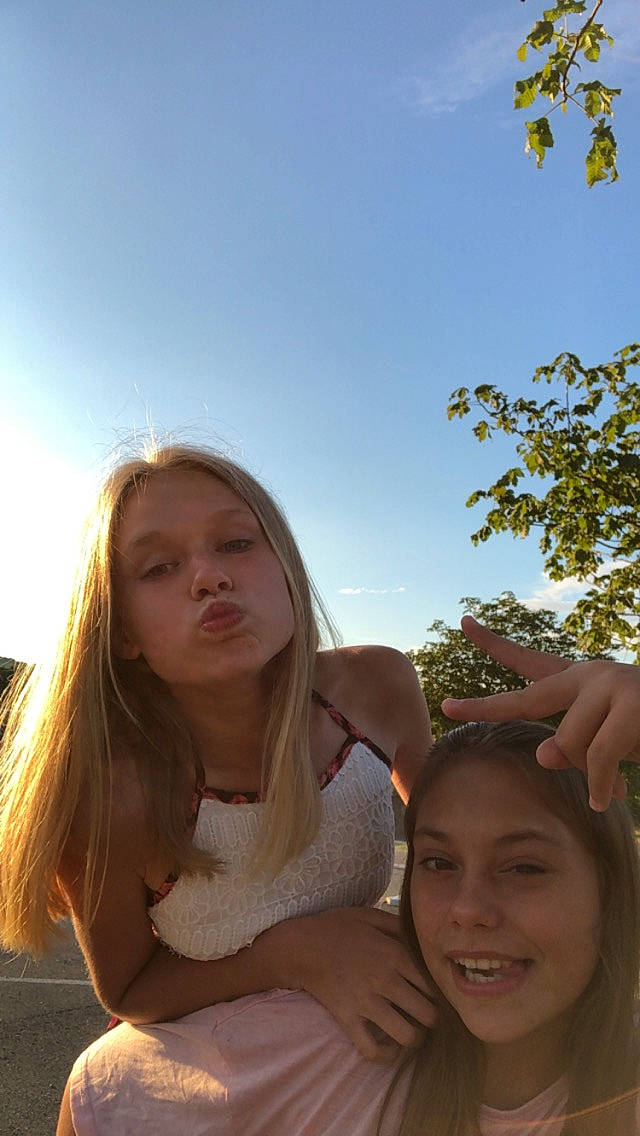 Typhaine participe au concours pour gagner de l'argent avec cette photo : blond, brown_hair, fawn, finger, fun, gesture, grass, happy, joy, leisure, long_hair, neck, person, photography, sky, smile, summer, sunlight, vacation