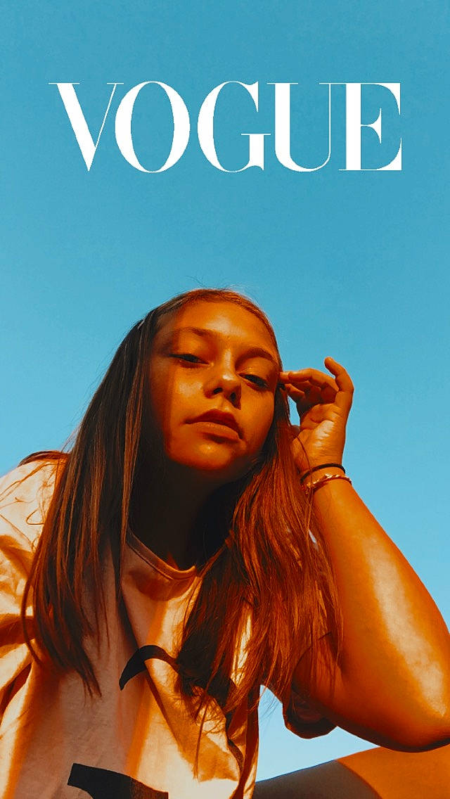 Typhaine participe au concours pour gagner de l'argent avec cette photo : album_cover, beauty, book_cover, human, long_hair, magazine, person, photography, poster, publication, surfer_hair