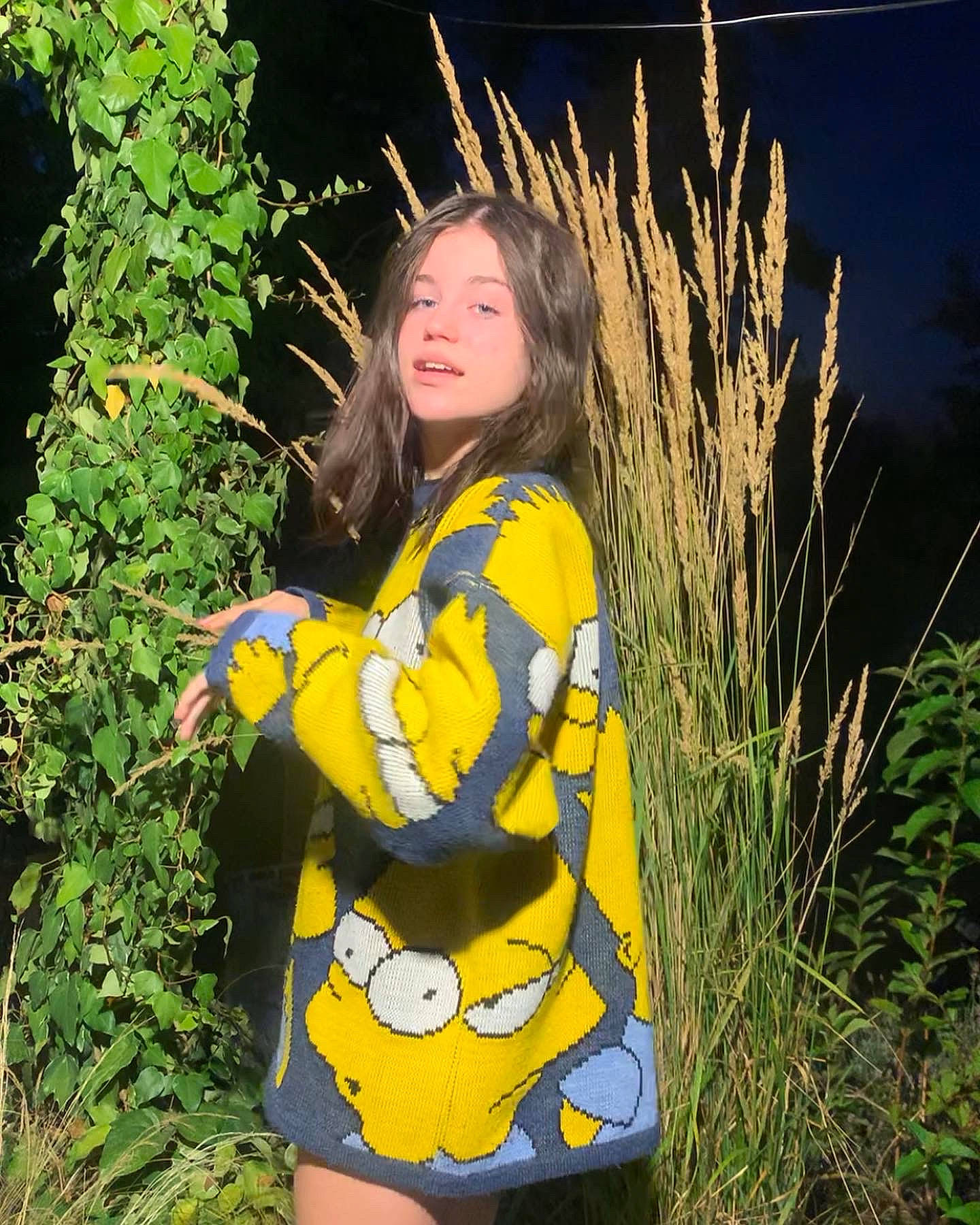 Clémence participe au concours pour gagner de l'argent avec cette photo : abdomen, brown_hair, electric_blue, fawn, flash_photography, fur, grass, grassland, happy, human_leg, jewellery, long_hair, pattern, people_in_nature, person, plant, prairie, sleeve, thigh, trunk