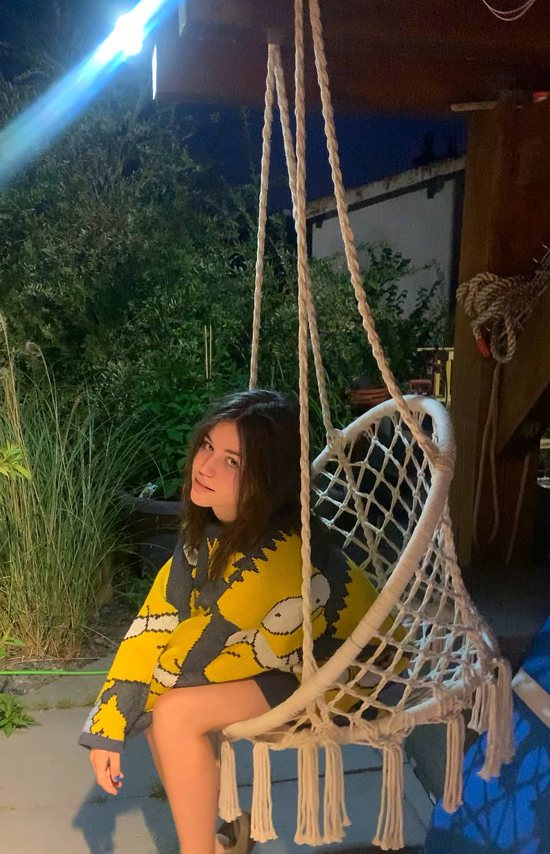 Clémence participe au concours pour gagner de l'argent avec cette photo : flash_photography, foot, fun, grass, happy, human_leg, leisure, light, people_in_nature, person, photograph, plant, pole, sitting, snapshot, thigh, tree, vacation, white, wood