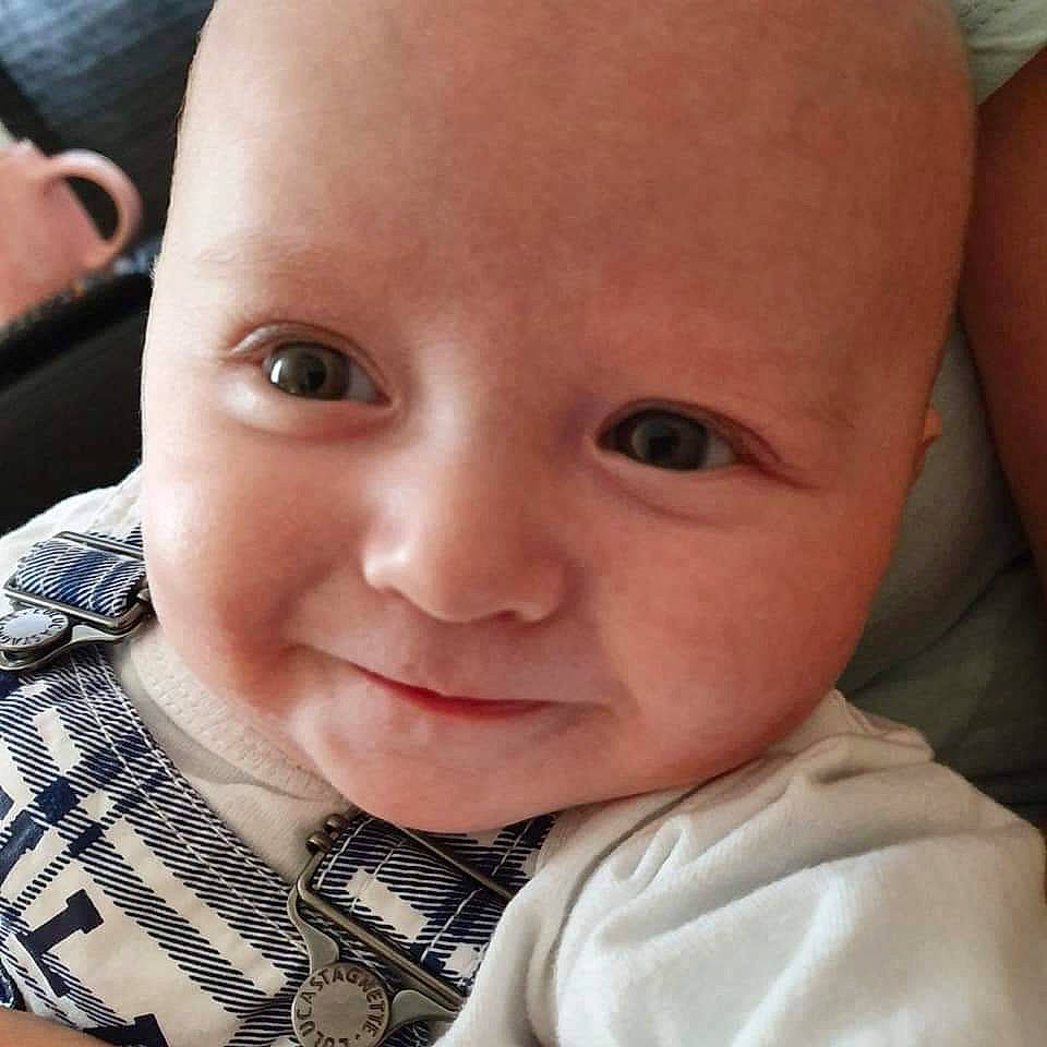 Aaron participe au concours pour gagner de l'argent avec cette photo : baby, baby_making_funny_faces, beauty, cheek, child, chin, close_up, eye, eyebrow, face, facial_expression, forehead, head, iris, lip, mouth, nose, person, skin, smile