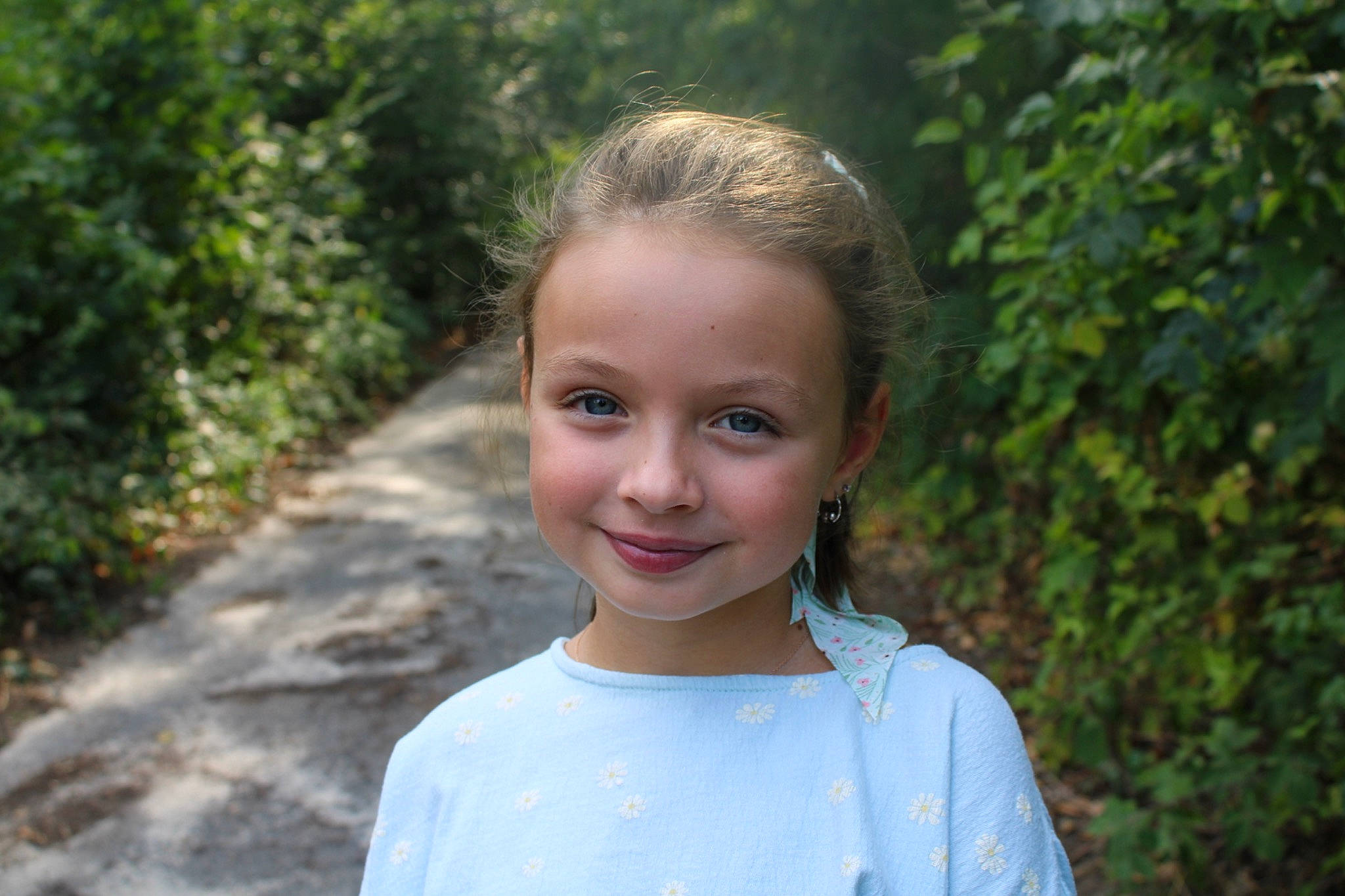 Tessa a rejoint le concours — aidez-le/la à gagner de superbes lots ! brown_hair, child, eyebrow, face, forest, fun, grass, hairstyle, happy, head, iris, jewellery, joy, leisure, lip, people_in_nature, person, plant, recreation, smile