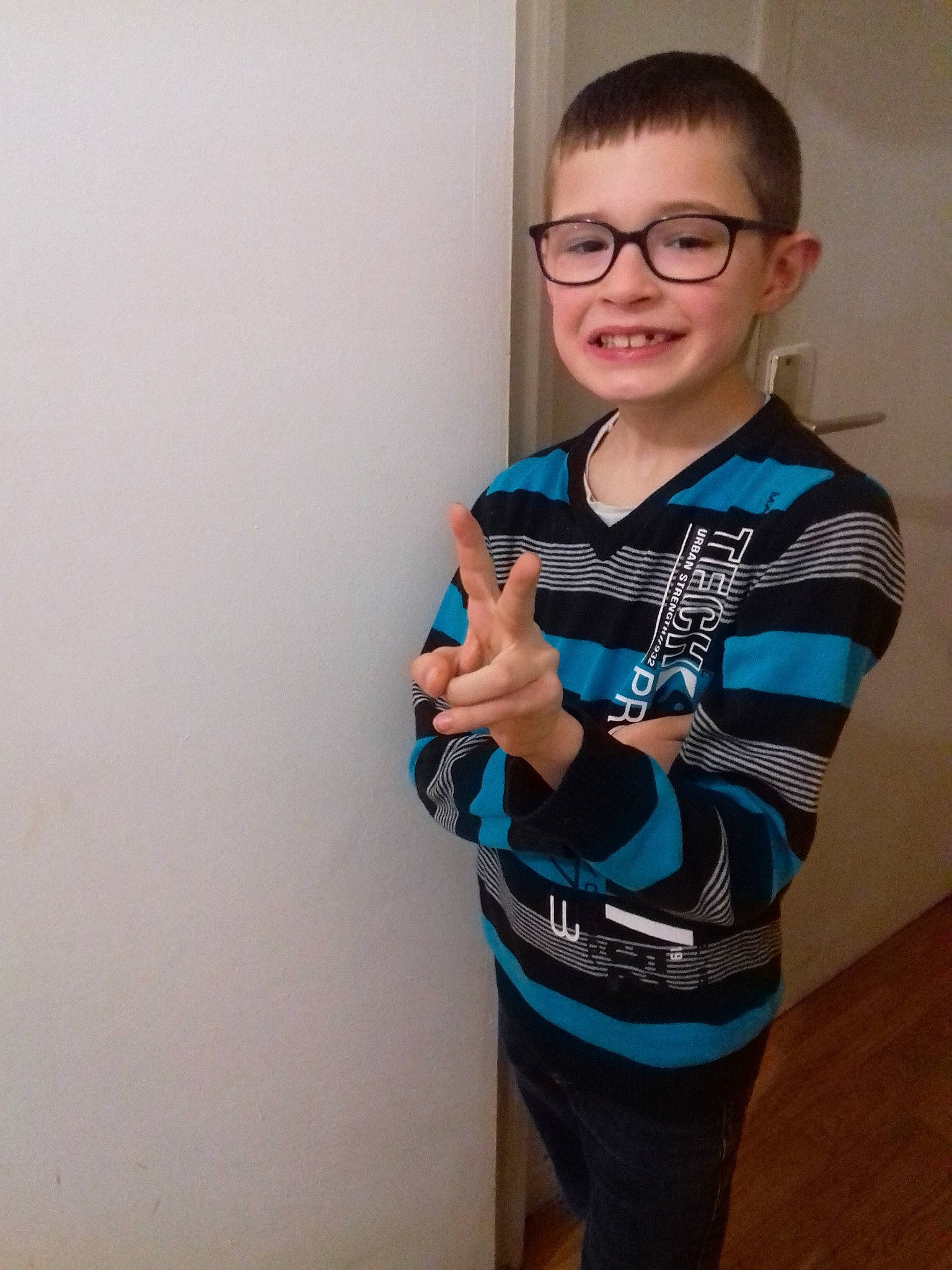 Killian participe au concours pour gagner de l'argent avec cette photo : arm, child, cool, elbow, electric_blue, eyewear, finger, glasses, hand, joint, joy, muscle, outerwear, person, photography, shoulder, smile, standing, t_shirt, thumb