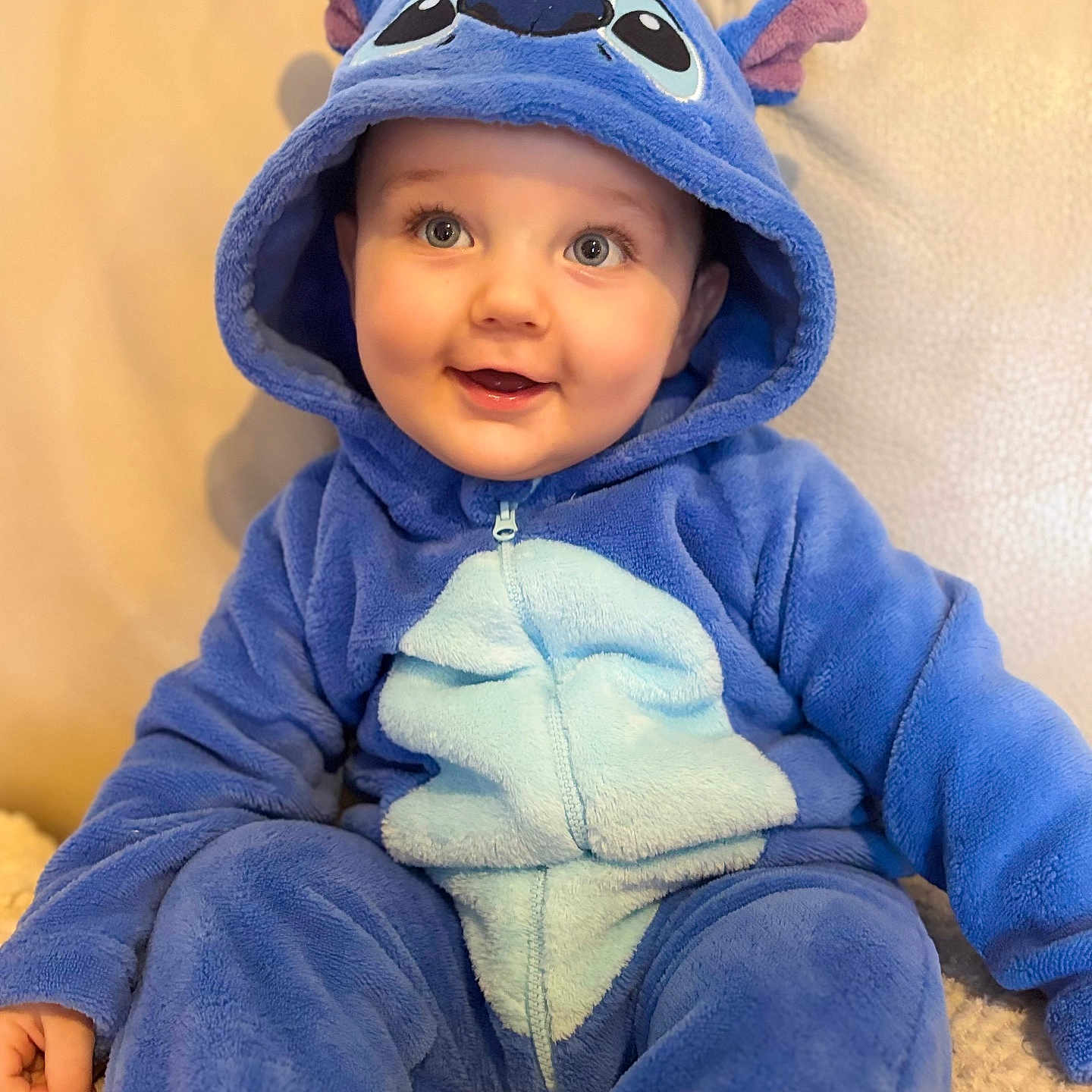 Louis a rejoint le concours — aidez-le/la à gagner de superbes lots ! apparel, baby, blue_costume, child, comfort, couch, cozy, cute, eyes, face, happy, hood, indoor, infant, person, plush, portrait, sitting, smiling, soft