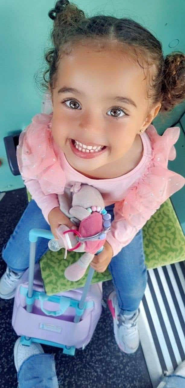 Gabriella a rejoint le concours — aidez-le/la à gagner de superbes lots ! baby, baby_products, baby_toddler_clothing, cheek, child, finger, fun, gesture, happy, iris, joy, mouth, nose, person, photograph, pink, product, skin, smile, snapshot