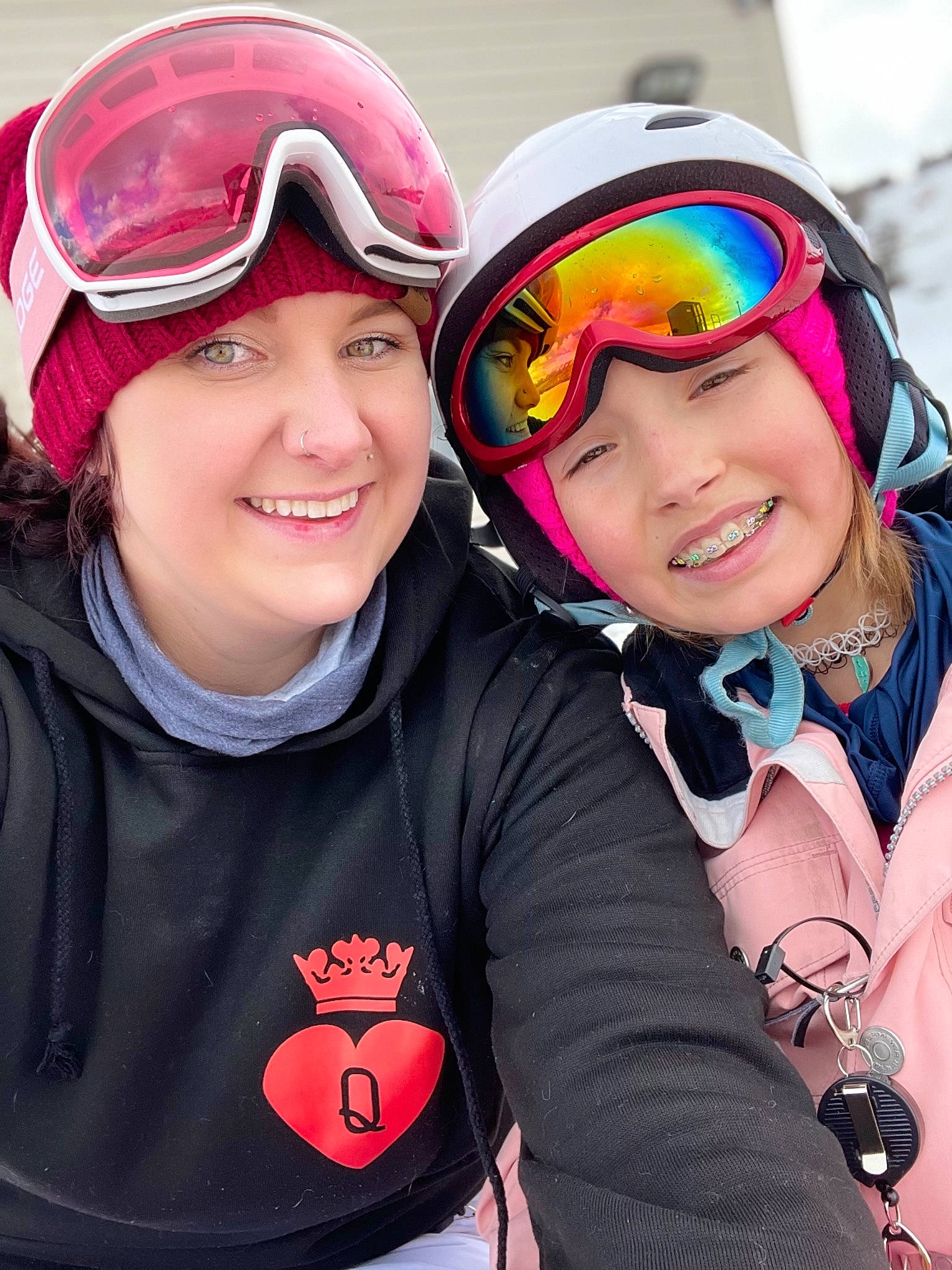 Julliana is registered to the contest to win money with this photo: cap, cool, event, eyewear, friendship, fun, goggles, happy, headgear, headwear, joy, leisure, magenta, person, personal_protective_equipment, photograph, pink, recreation, selfie, smile