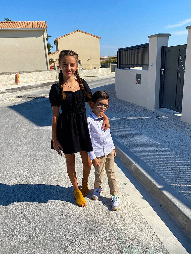 Lina participe au concours pour gagner de l'argent avec cette photo : asphalt, azure, denim, electric_blue, event, eyewear, fun, gesture, happy, human_leg, joy, leisure, pedestrian, person, recreation, road, road_surface, shadow, sky, street_fashion