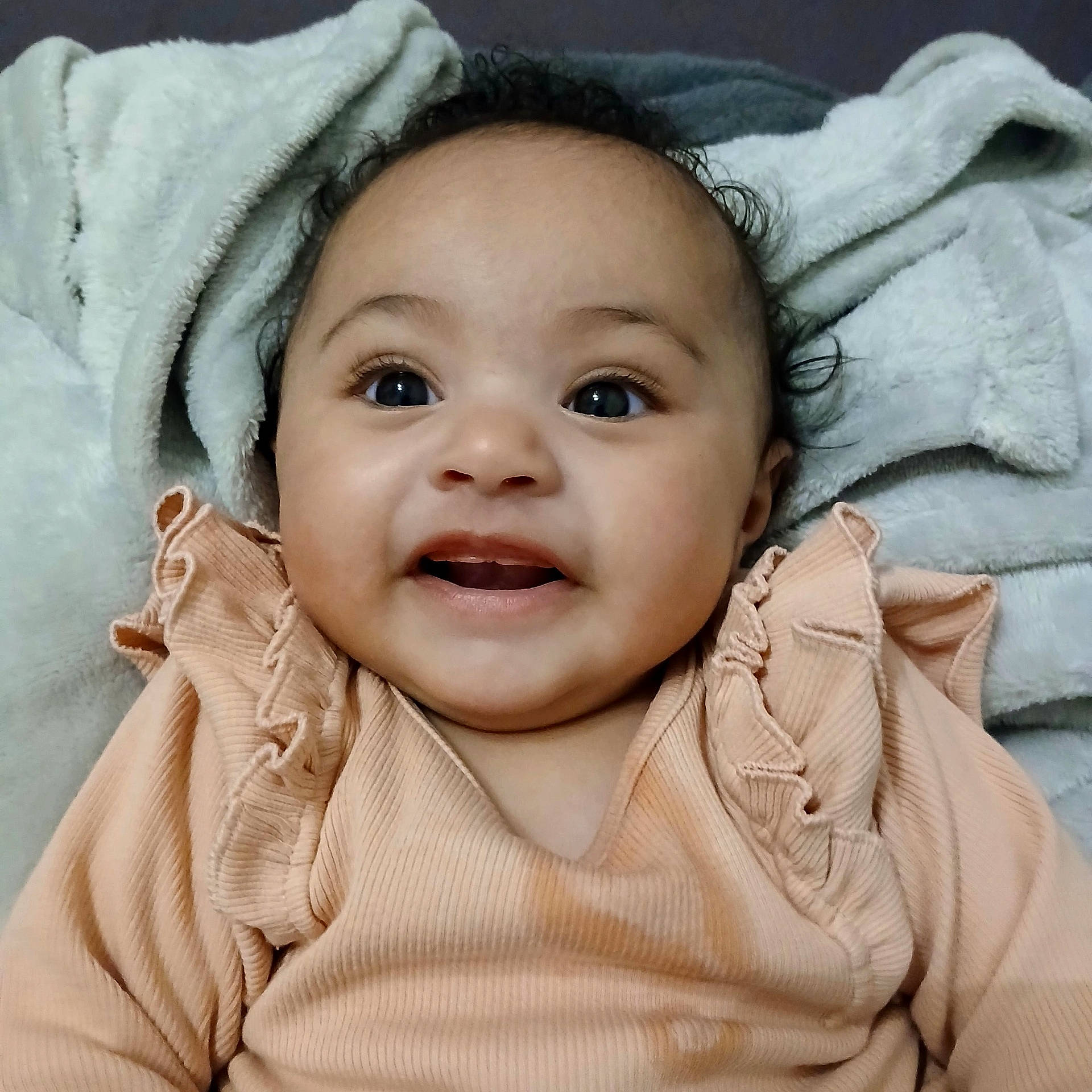 Zadéony a rejoint le concours — aidez-le/la à gagner de superbes lots ! baby, blanket, child, clothing, cozy, cute, eyes, face, happy, head, infant, lying, peach, person, portrait, ruffles, skin, smile, soft, young