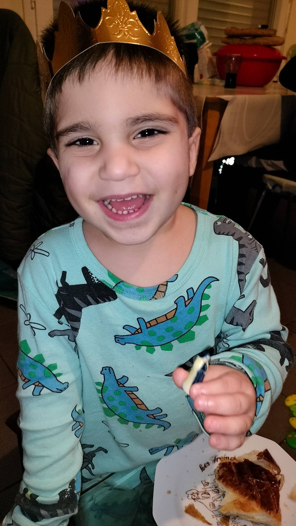 Nolhan a rejoint le concours — aidez-le/la à gagner de superbes lots ! cake, chair, cheek, child, comfort_food, cooking, cuisine, dessert, dish, eyelash, food, food_craving, happy, joy, mouth, organ, person, recipe, smile, t_shirt