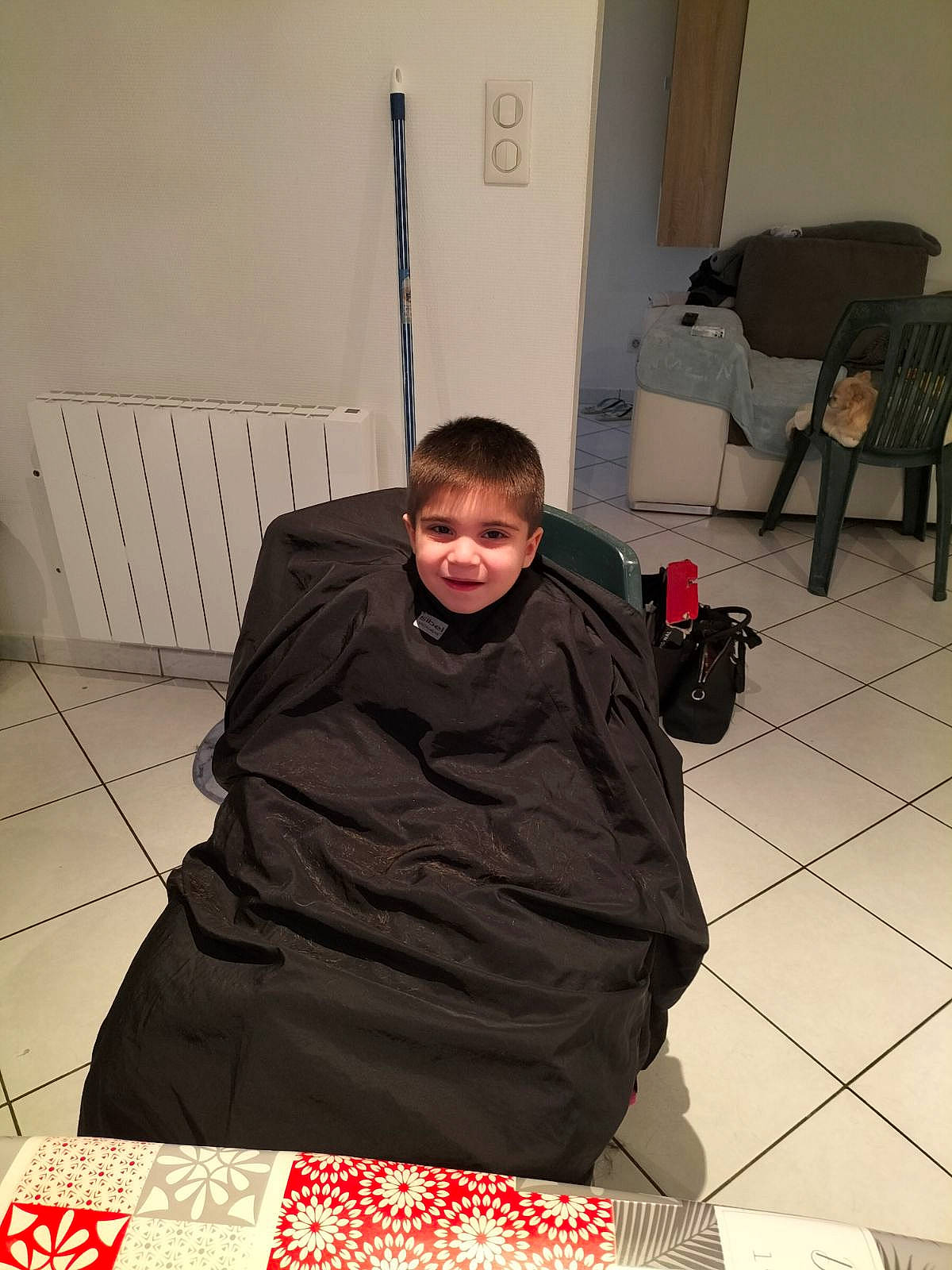 Nolhan participe au concours pour gagner de l'argent avec cette photo : backpack, bag, baggage, chair, comfort, eyewear, fashion_design, floor, flooring, fun, hoodie, joint, joy, linens, luggage_and_bags, magenta, person, room, service, sitting