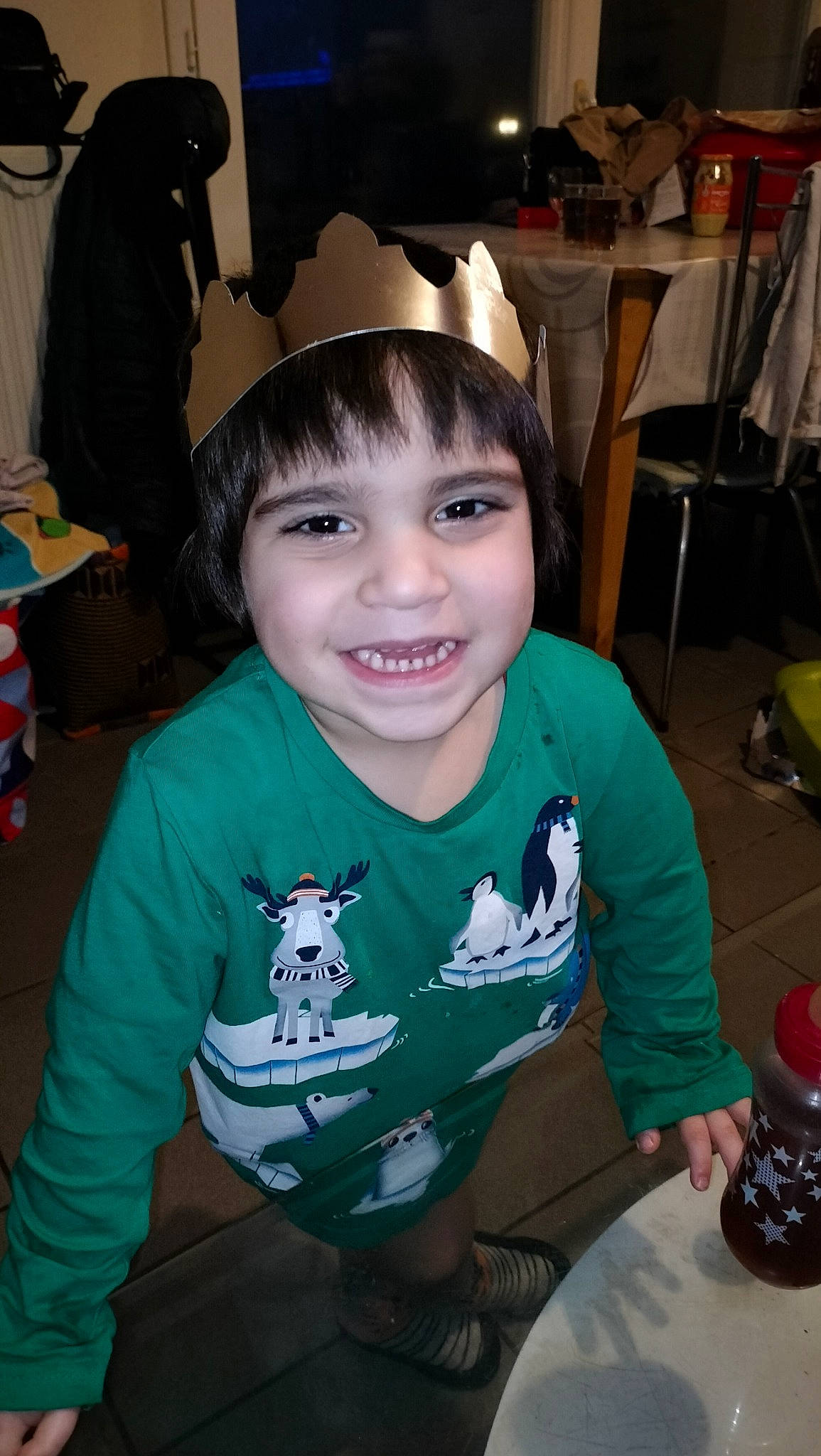 Nolhan participe au concours pour gagner de l'argent avec cette photo : bangs, chair, cheek, child, christmas, christmas_eve, cool, event, facial_expression, fun, happy, holiday, hoodie, joy, laugh, party, person, sitting, sleeve, smile