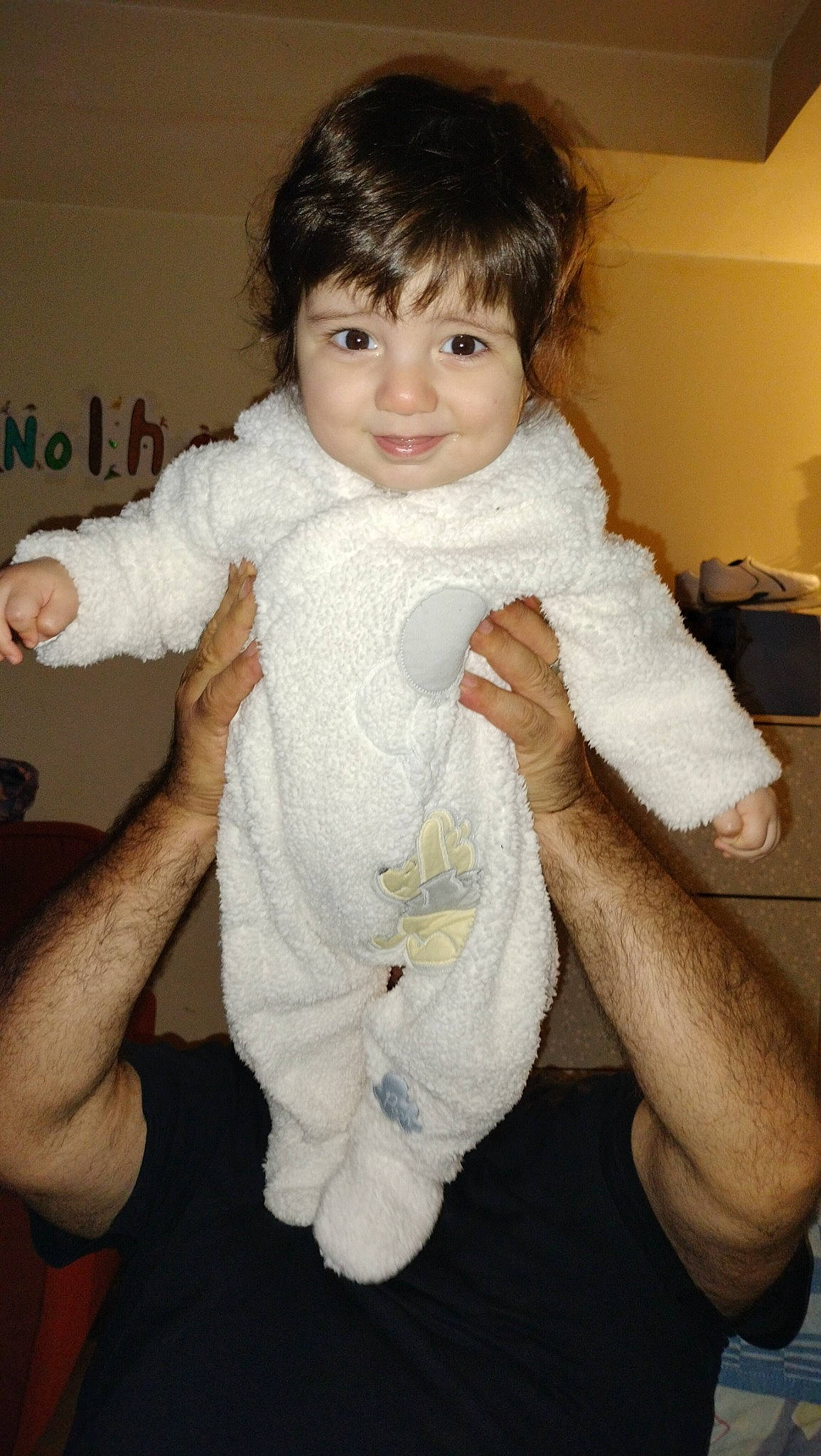 Mathis participe au concours pour gagner de l'argent avec cette photo : arm, baby_toddler_clothing, cheek, chin, eye, eyebrow, finger, gesture, hand, happy, iris, joint, joy, neck, nose, person, shoulder, skin, sleeve, smile