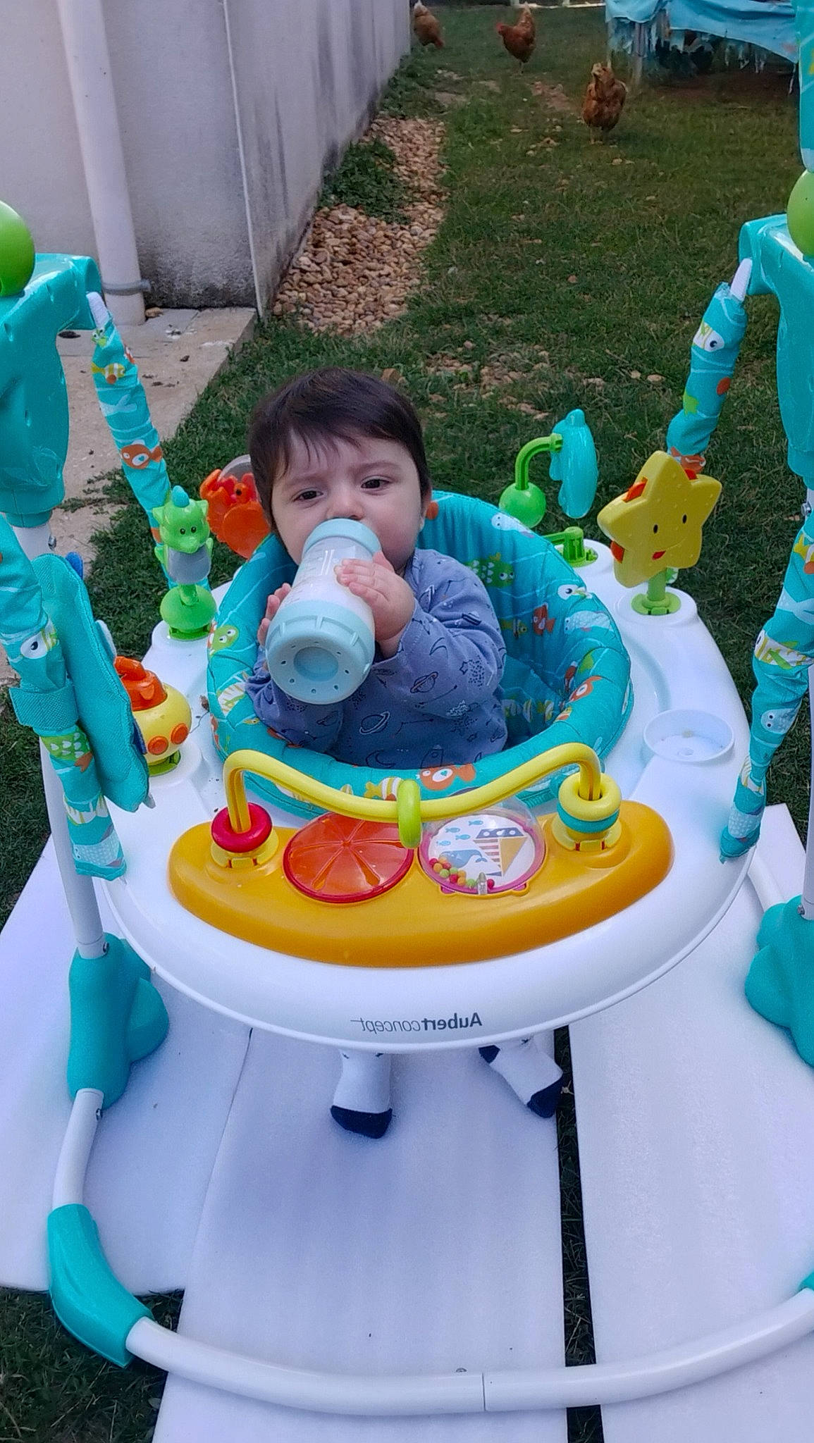 Mathis a rejoint le concours — aidez-le/la à gagner de superbes lots ! animation, baby, baby_products, baby_toddler_clothing, baby_toys, child, event, fictional_character, fun, green, leisure, person, plastic, play, product, recreation, sitting, toddler, toy