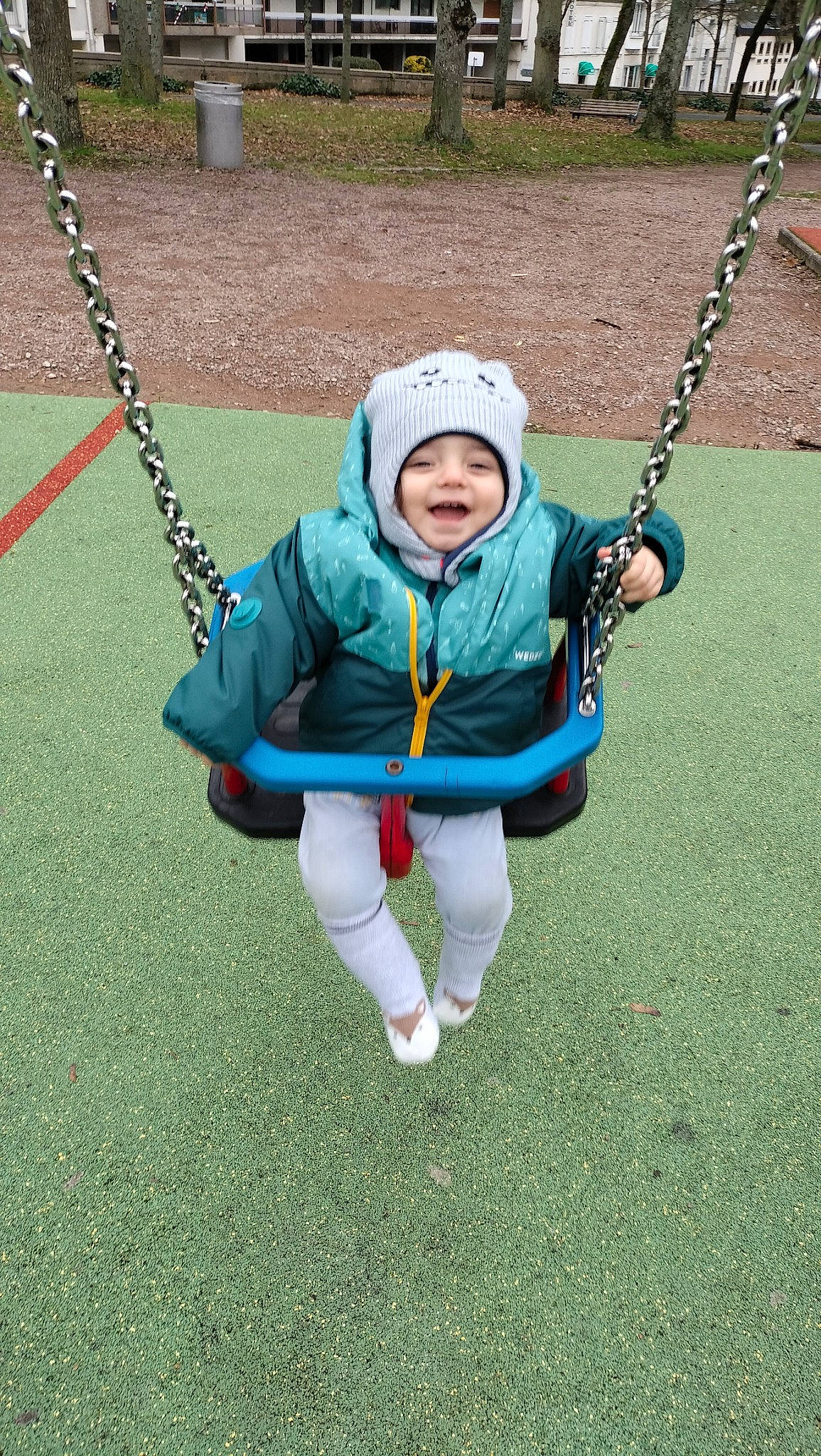 Mathis a rejoint le concours — aidez-le/la à gagner de superbes lots ! baby, child, city, electric_blue, eye, fun, grass, happy, headwear, human_body, leisure, outdoor_play_equipment, outdoor_recreation, person, plant, play, playground, recreation, smile, swing
