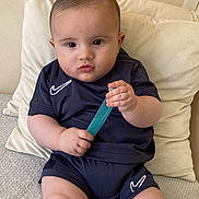 Soeïny participe au concours pour gagner de l'argent avec cette photo : baby, child, infant, comb, blue_comb, navy_clothing, shorts, tshirt, couch, pillows, indoor, face, hands, legs, sitting, cute, expression, skin, hair, person