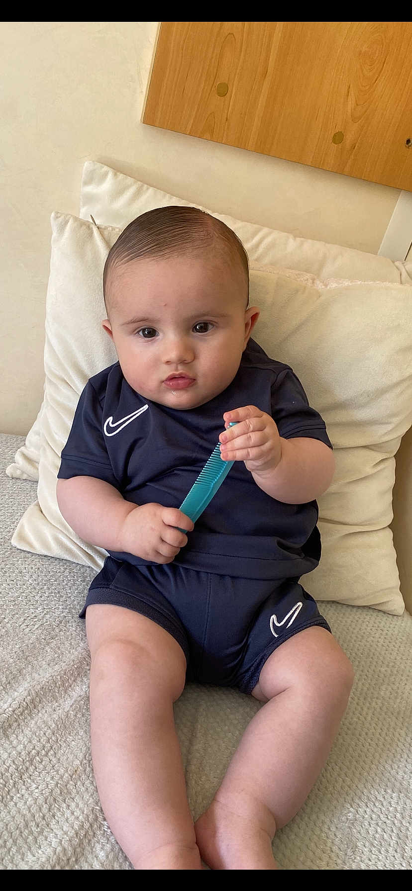 Soeïny participe au concours pour gagner de l'argent avec cette photo : baby, child, infant, comb, blue_comb, navy_clothing, shorts, tshirt, couch, pillows, indoor, face, hands, legs, sitting, cute, expression, skin, hair, person