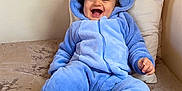 Soeïny participe au concours pour gagner de l'argent avec cette photo : baby, blue_onesie, child, costume, couch, cozy, cute, eeyore, happy, hooded_outfit, indoor, infant, laughing, person, pillow, plush, seated, smiling, socks, soft_fabric