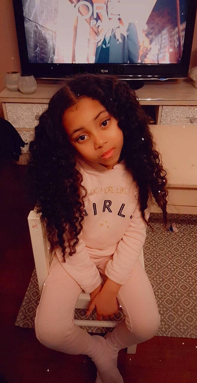 Naya a rejoint le concours — aidez-le/la à gagner de superbes lots ! black_hair, cool, display_device, eye, eyelash, flat_panel_display, flooring, happy, home_appliance, human_body, human_leg, iris, long_hair, person, shoulder, sleeve, television, television_set, thigh, toddler