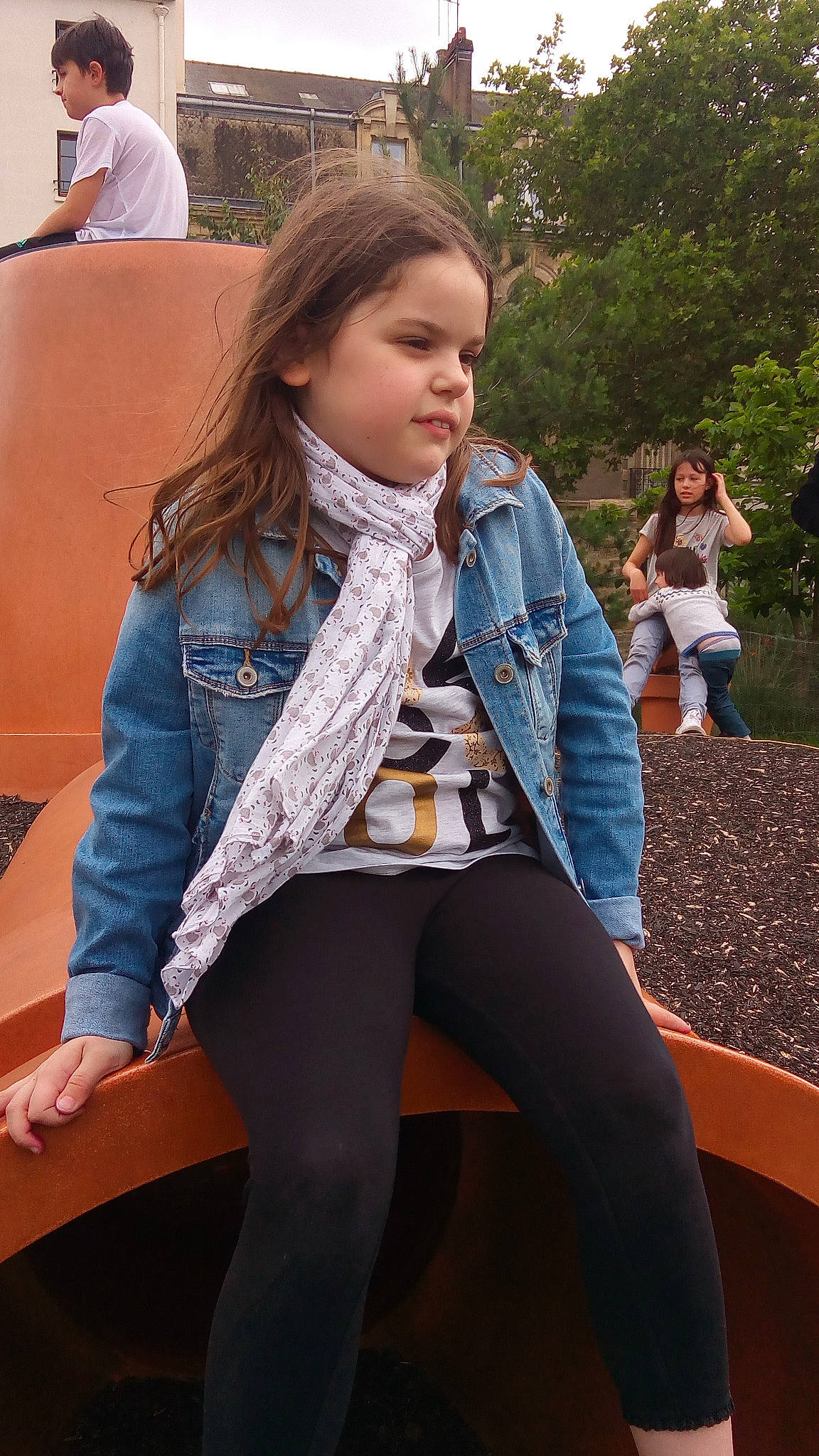 Aglaë participe au concours pour gagner de l'argent avec cette photo : black_hair, blazer, cool, denim, eyewear, facial_expression, fashion, fashion_design, hair, happy, knee, leather_jacket, neck, person, shoulder, sleeve, sportswear, street_fashion, textile, thigh