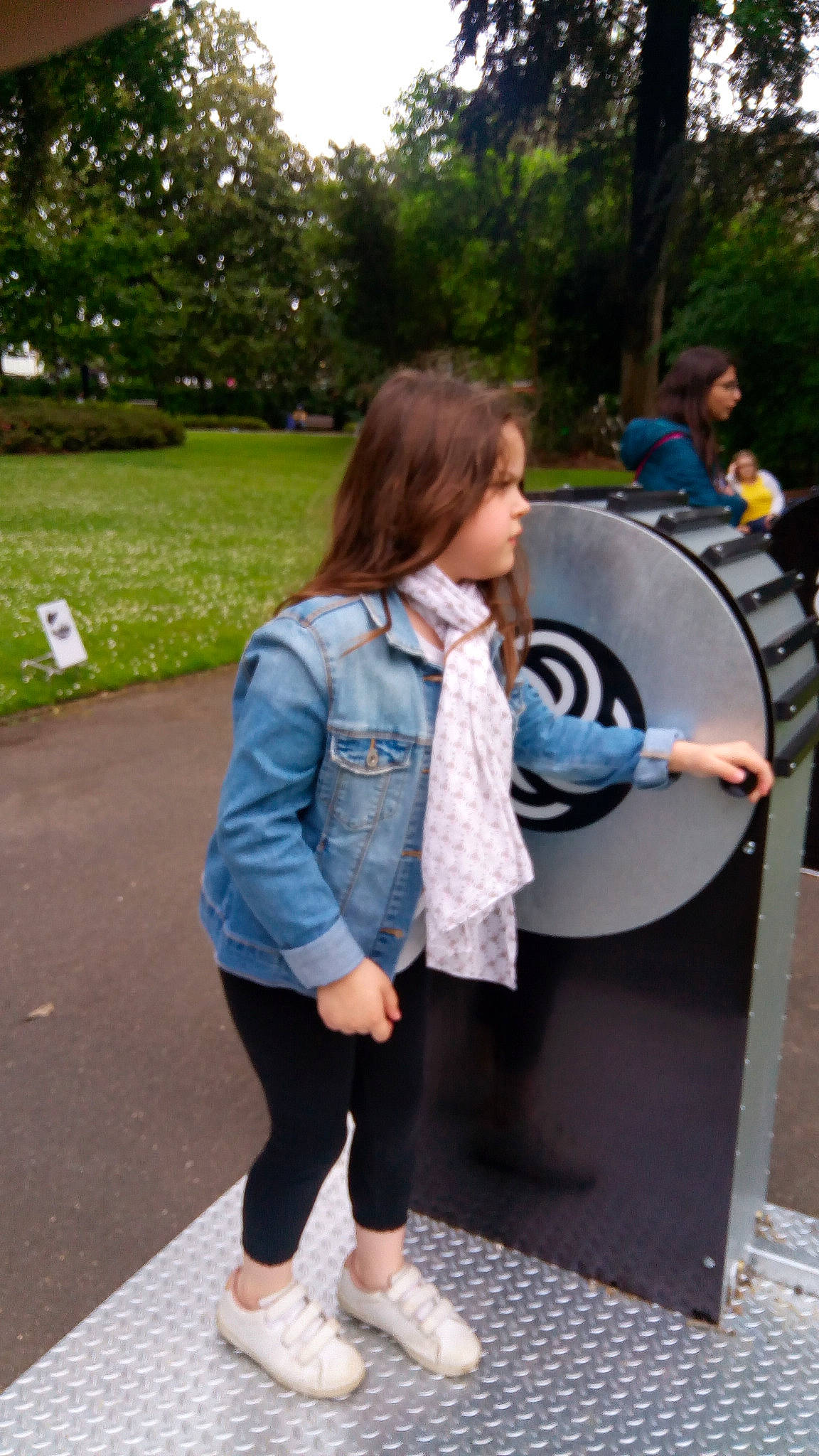 Aglaë a rejoint le concours — aidez-le/la à gagner de superbes lots ! blazer, denim, electric_blue, fun, grass, hairstyle, leather_jacket, leisure, pattern, person, plant, recreation, shoe, sleeve, sneakers, sportswear, street_fashion, t_shirt, tree, uniform