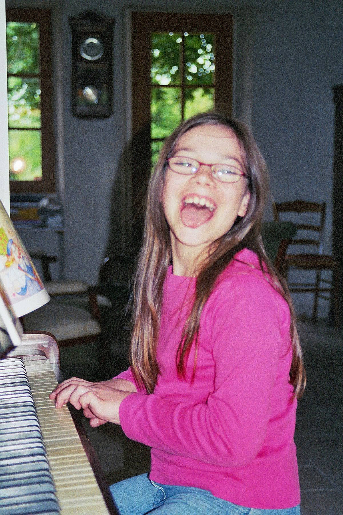 Estenia participe au concours pour gagner de l'argent avec cette photo : chair, digital_piano, electronic_instrument, electronic_keyboard, electronic_musical_instrument, event, fun, keyboard, keyboard_player, leisure, musical_instrument, musical_instrument_accessory, musical_keyboard, musician, organ, person, pianist, piano, smile, t_shirt