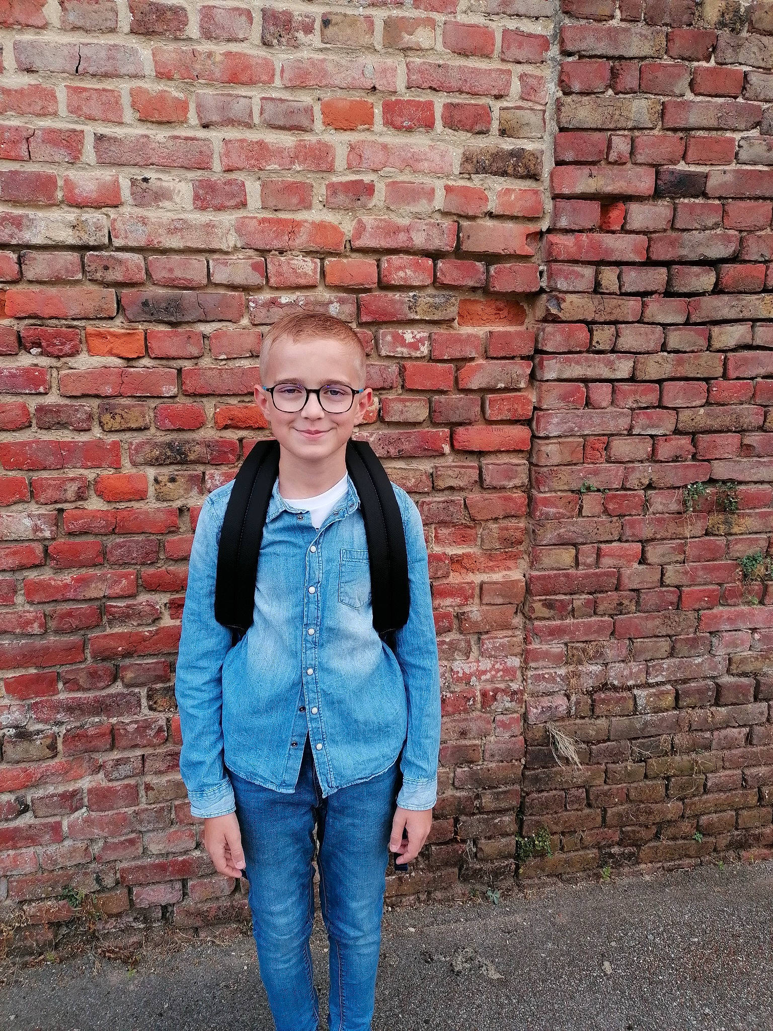 Erwan a rejoint le concours — aidez-le/la à gagner de superbes lots ! bag, blazer, brick, brickwork, denim, electric_blue, eyewear, fashion_accessory, formal_wear, fun, hair, jeans, joy, leisure, pattern, person, sleeve, sunglasses, vision_care, waist