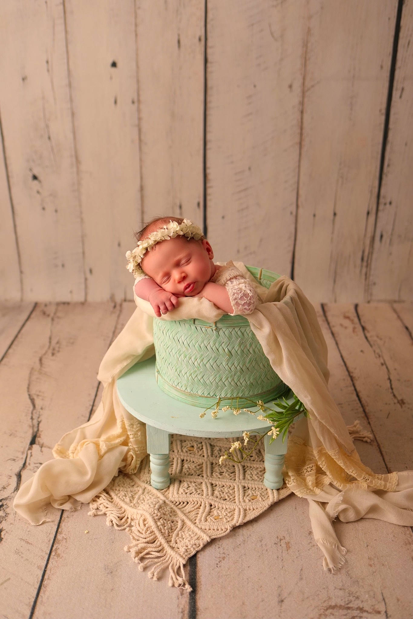 Livia a rejoint le concours — aidez-le/la à gagner de superbes lots ! baby, baby_products, baby_toddler_clothing, chair, child, comfort, fashion_accessory, flooring, grass, hardwood, headband, headpiece, human_leg, pattern, person, personal_protective_equipment, sitting, toddler, wood