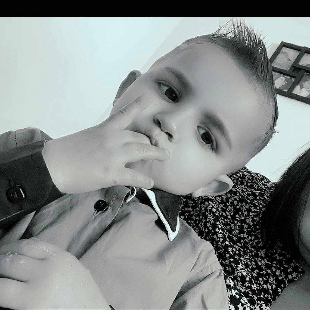 Lenny a rejoint le concours — aidez-le/la à gagner de superbes lots ! black_and_white, boy, buttoned_shirt, casual, child, expression, face, fingers, hair, hairstyle, hand, home, indoors, mohawk, people, person, photography, portrait, shirt, young