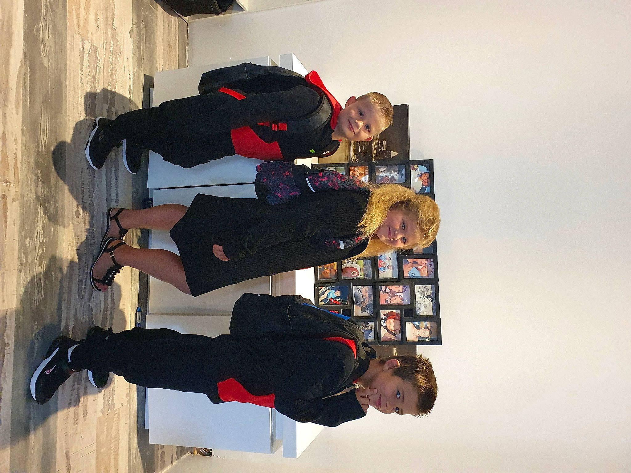 Louna participe au concours pour gagner de l'argent avec cette photo : art, boot, carmine, elbow, fun, gesture, jeans, joy, knee, outdoor_shoe, person, red, room, t_shirt, trousers, walking_shoe, wall, wrist