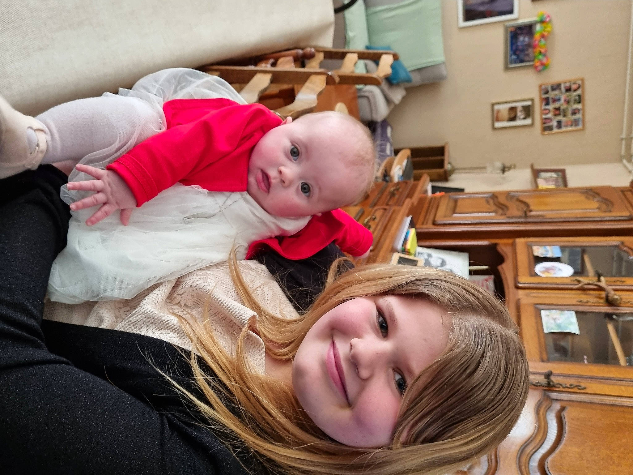 Louna participe au concours pour gagner de l'argent avec cette photo : baby, baby_toddler_clothing, cheek, child, comfort, eye, facial_expression, flooring, fun, happy, head, joy, organ, person, picture_frame, room, sitting, smile, toddler, tree