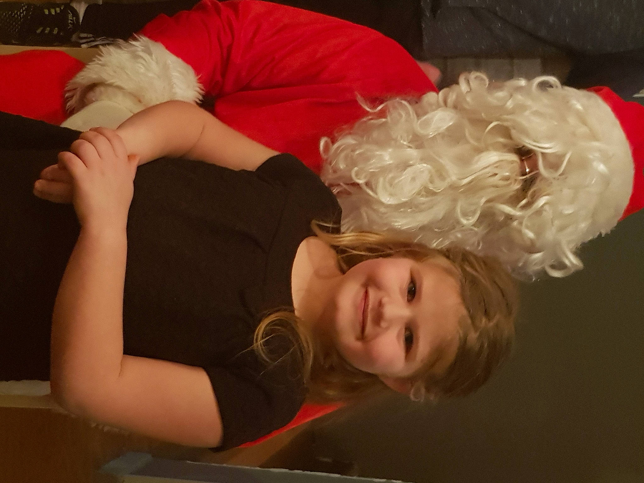 Louna a rejoint le concours — aidez-le/la à gagner de superbes lots ! abdomen, blond, child, comfort, elbow, event, fashion_accessory, flash_photography, fun, happy, headpiece, human_leg, joy, knee, lap, long_hair, person, shoulder, sitting, smile