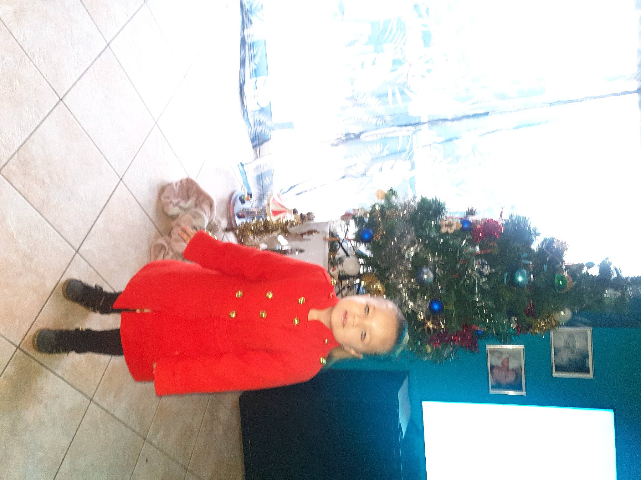 Ghjulia a rejoint le concours — aidez-le/la à gagner de superbes lots ! christmas, christmas_decoration, christmas_eve, christmas_ornament, cleanliness, conifer, event, fir, flooring, fun, holiday, leisure, ornament, person, plant, tree, winter