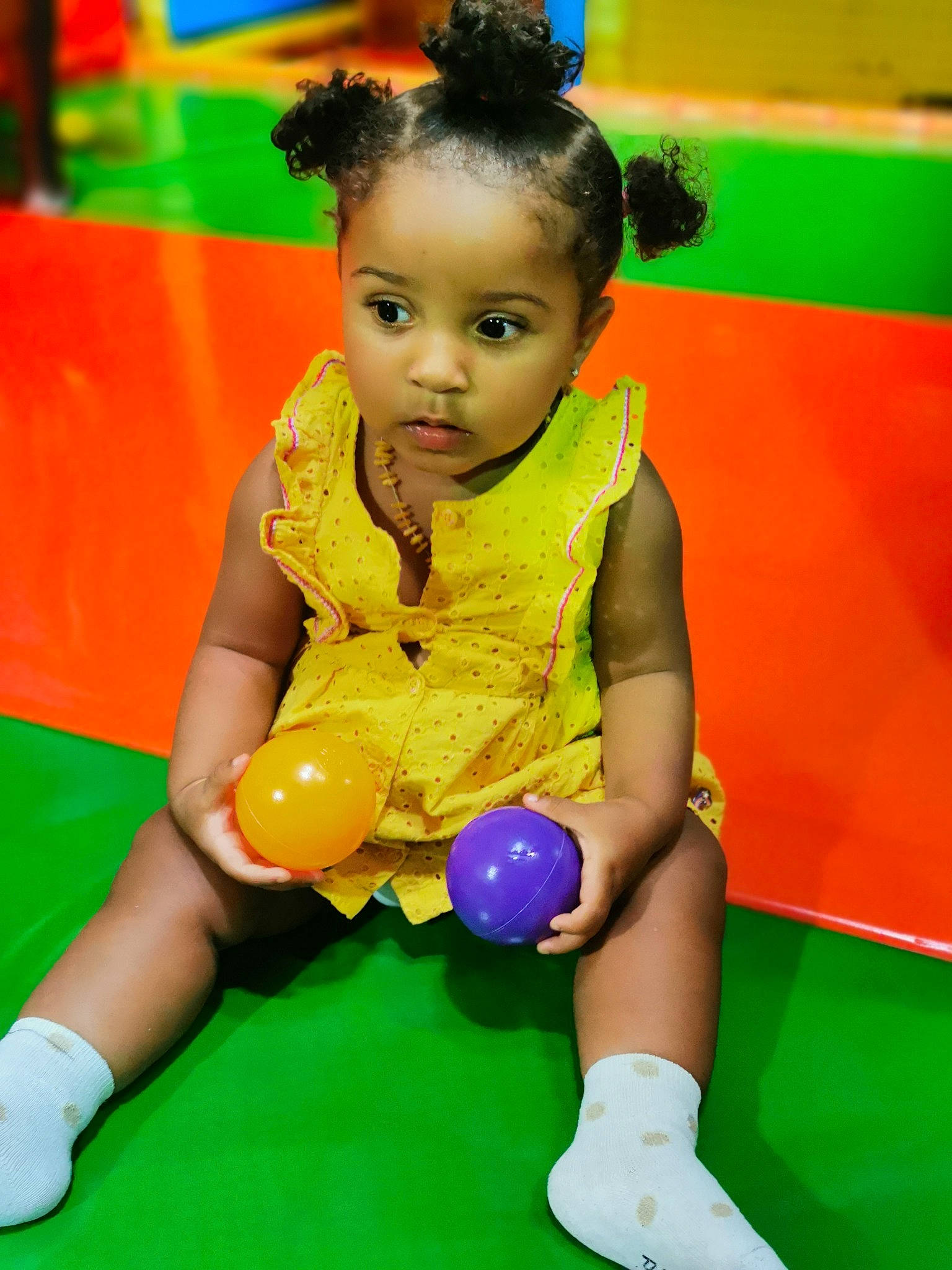 Jade participe au concours pour gagner de l'argent avec cette photo : arm, balloon, blue, child, flooring, fun, green, hairstyle, happy, human_leg, knee, leisure, person, photograph, play, recreation, room, snapshot, thigh, toddler