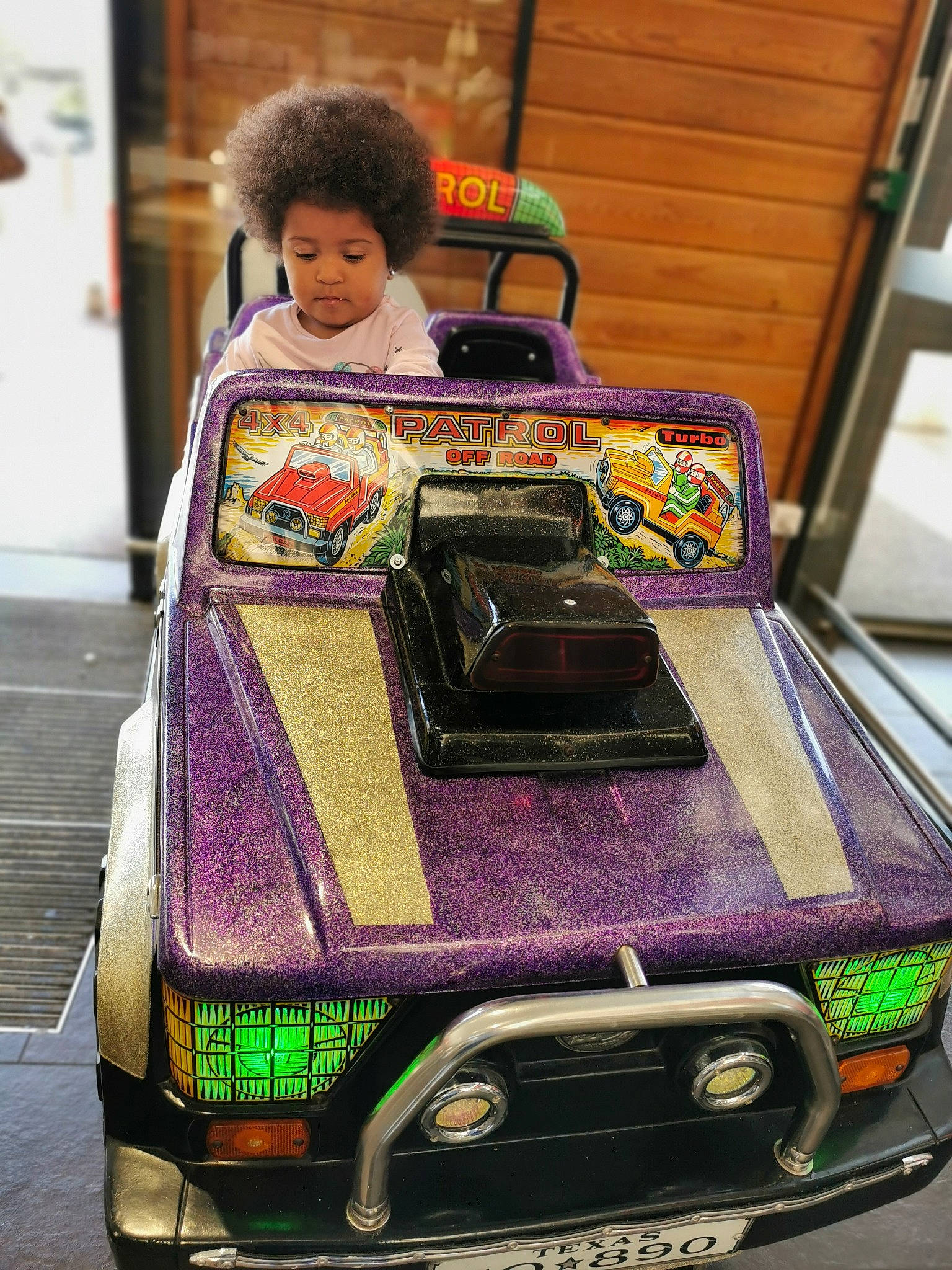 Jade participe au concours pour gagner de l'argent avec cette photo : auto_part, automotive_design, automotive_exterior, automotive_lighting, automotive_wheel_system, bumper, car, classic, classic_car, family_car, headlamp, hood, motor_vehicle, person, personal_luxury_car, rim, street_fashion, tire, toy, vehicle