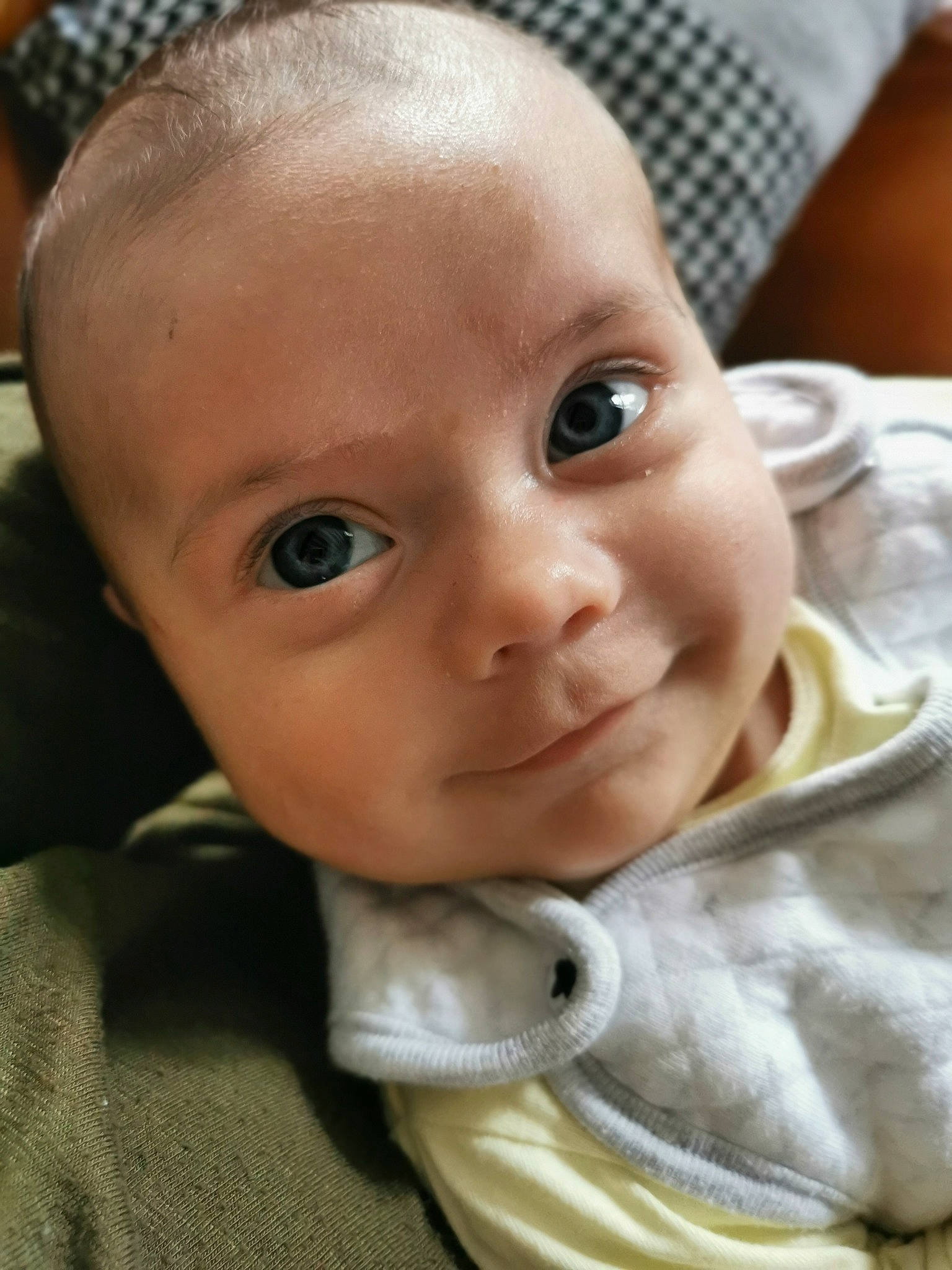 Émile a rejoint le concours — aidez-le/la à gagner de superbes lots ! baby, baby_toddler_clothing, cheek, child, chin, close_up, ear, eyebrow, eyelash, facial_expression, happy, iris, lip, nose, person, skin, sleeve, smile, toddler