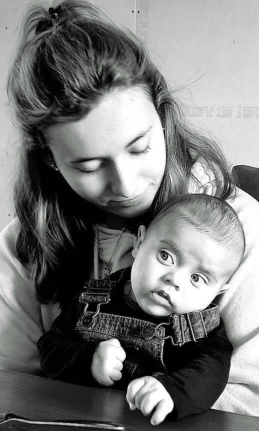 Émile a rejoint le concours — aidez-le/la à gagner de superbes lots ! arm, baby, black, black_and_white, cheek, eye, facial_expression, flash_photography, gesture, hair, hairstyle, hand, happy, human, interaction, iris, lip, organ, person, skin